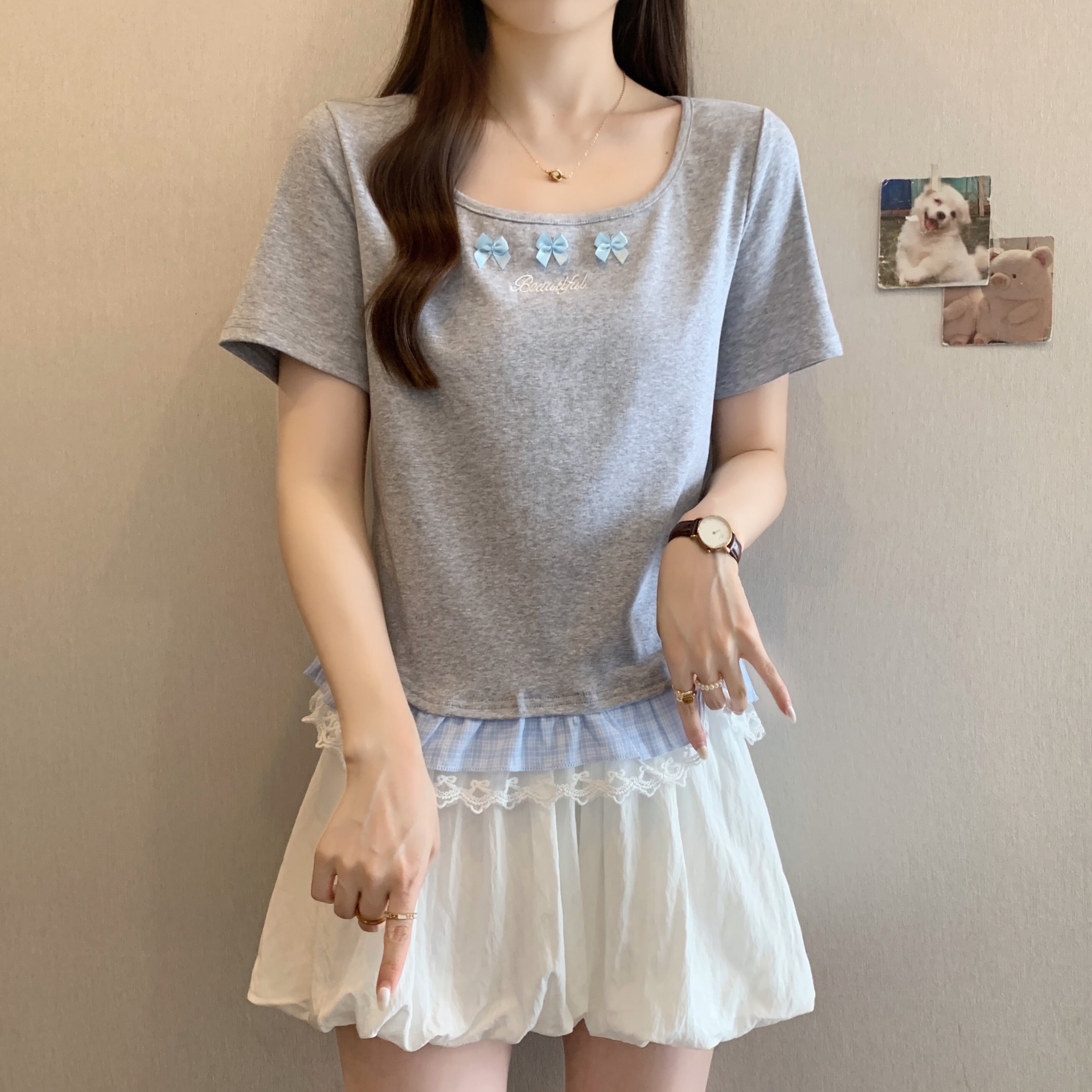 B301(80040) 韩系芭蕾风领边BEAUTIFUL三蝴蝶结下摆格纹荷叶蕾丝3色上衣