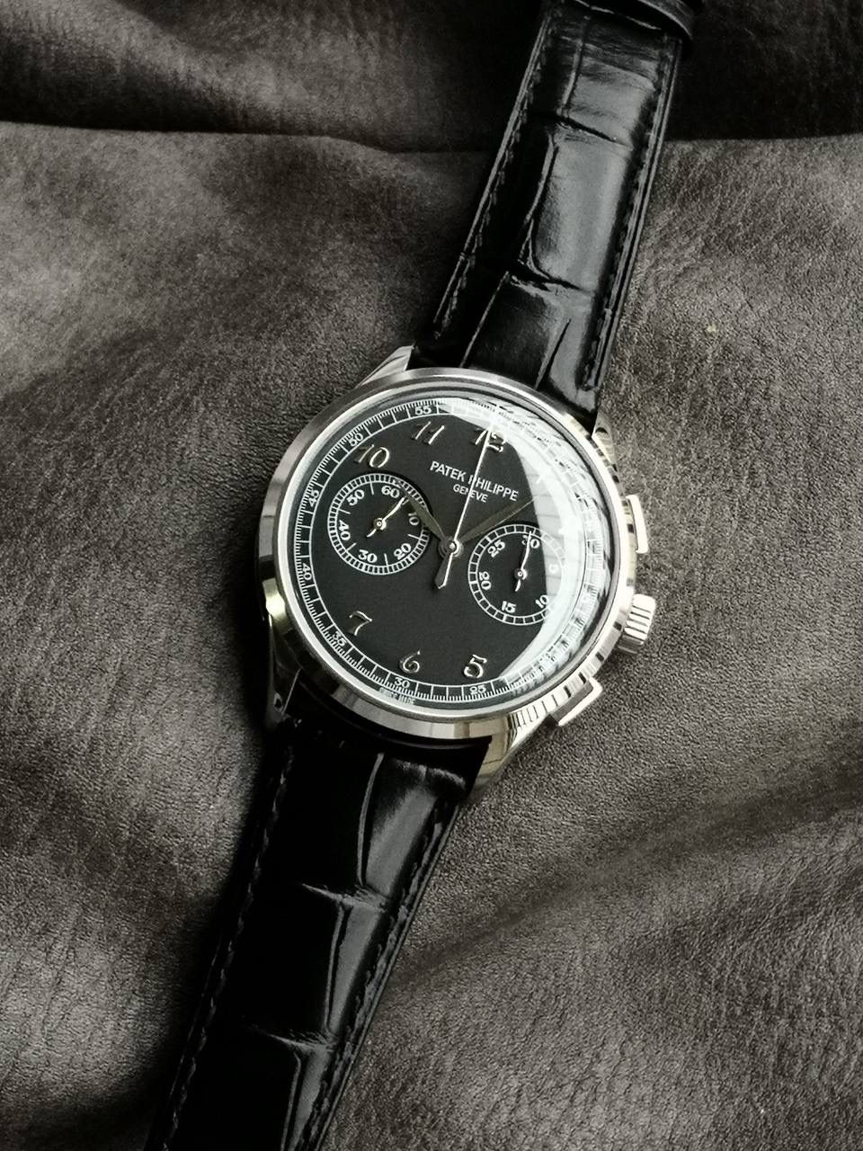 百达翡丽复杂功能时计5170G多功能腕表，堪称腕表精品当中的精品！😍✨🔥 腕表直径为42毫米，作为一款男士腕表，它的表盘大小适中。为我们奉上对称的美感，整个表盘的布局大方得体，包括了如此之多的功能的同时，又不会让人觉得繁杂。 机芯采用了7750机芯完美还原正品诸多功能，提供了强大的时间衡量功能。意大利牛皮表带，专属的灯笼扣，任何季节，任何场所，任何职业人均适合佩戴，让手腕佩戴得更舒适，让气质绽放。此款腕表具有30米防水功能，满足大众日常生活，休闲度假必备腕表。 百达翡丽5170G可以说是腕表中的精品，功能方面的巧妙构思，外观上的合理布局，以及优越的机芯性能，无一不体现出百达翡丽的独特设计，一件经典的艺术品，一件完美的收藏品。