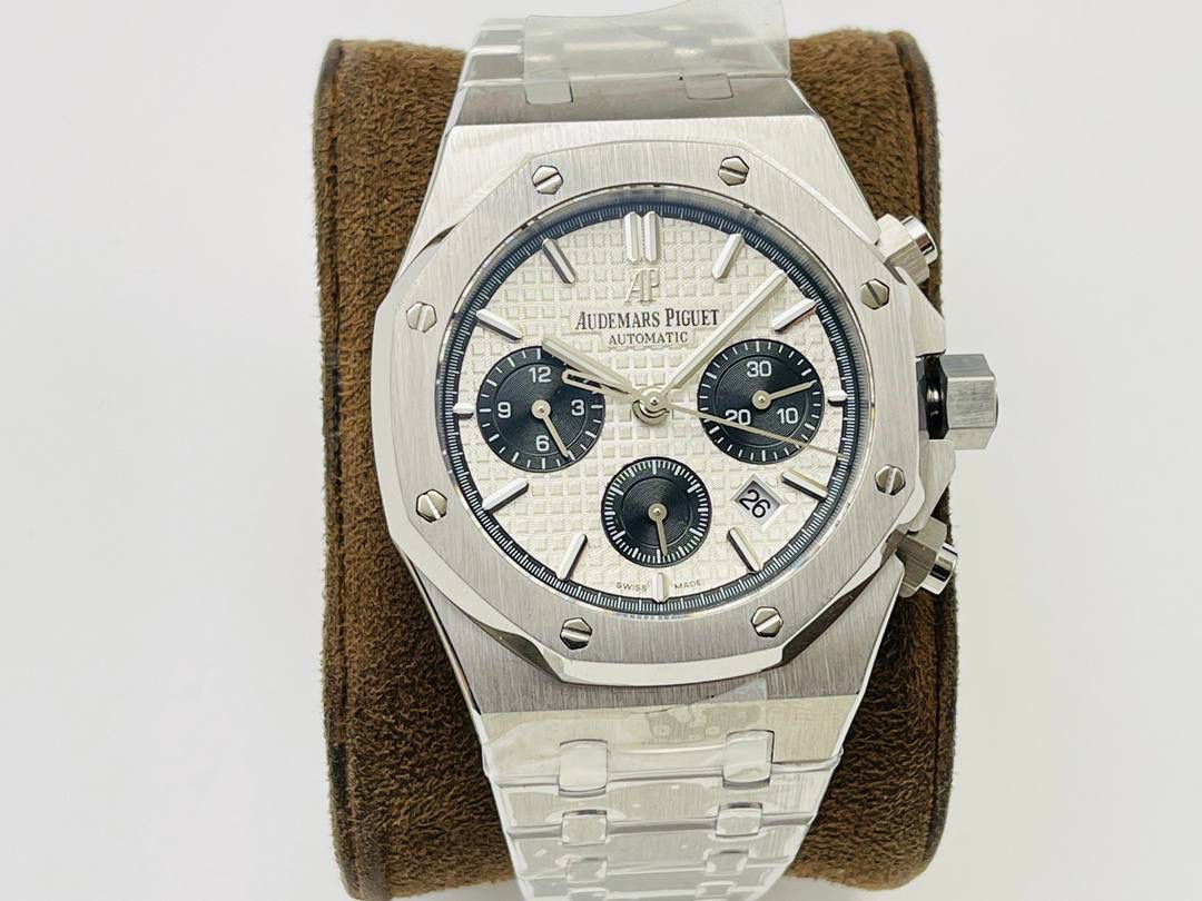 AP爱.彼皇家橡树系列26331OR多功能计时机械腕表41MM！ 1⃣️【机芯】7750改原装机芯 6字位小秒 功能与原装一致！ 2⃣️【表镜】表镜选用进口蓝宝石玻璃镜面！ 3⃣️【表壳】采用进口316精钢表壳，表壳通过拉丝和部分抛光打磨处理之后，忽明忽暗展现出精致而硬气的独特气质！ 4⃣️【头粒】头粒设计与专柜一致可以微调 佩戴更佳贴手舒适 经过多道工序的打磨和磨砂处理，终把AP特有的八角型表圈表达出棱角分明的线条！ 5⃣️【表盘】超强夜光显示，可以在任何环境下读取时间！