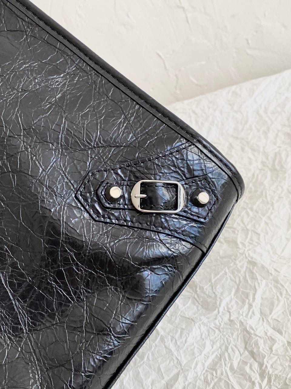 爆款🔥再次回货❗️ ba1enciaga lie city机车包中号 黑银🖤 24款比中古款有几处变化 肩带变得更干净利落，不累赘 底部的铆钉也去了，也是可以给包身减重 拉牌也全都换成了流苏～显得更流浪不羁了 机车包最有灵魂的就是它的皮料 皮纹够丰富，皮质够柔韧 一定要用原厂皮才能做出最高的还原度 认准我们家，只做原厂皮⚠️ 38.5×24×13.5cm797786m