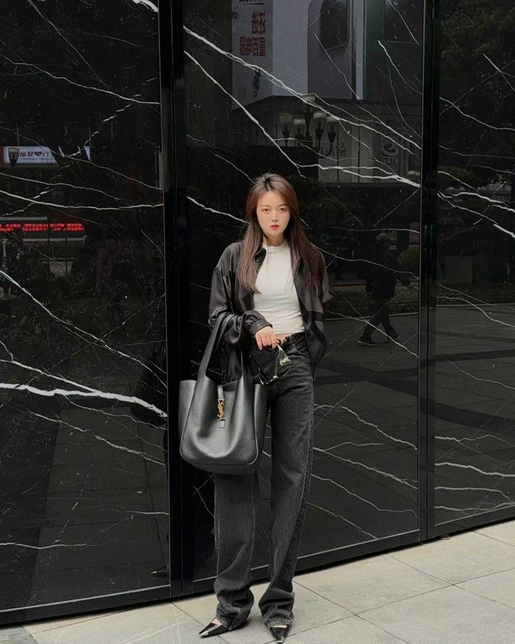 ys1 bea 鹿皮hobo tote🖤 又有漂亮又实用的大托特咯 hobo系列的延伸款 多了两个"翅膀"，哈哈，可曲可伸两种形态， 花一份钱等到了两个包，薅羊毛了哈哈哈 放14寸电脑💻no problem👌🏻 他们家的大包真的可以给人力量和自信感 这只用的居然是鹿皮，不是普通牛皮 整只包赢就赢在了皮料上 务必注意区分！ 50×28×18cm763435m