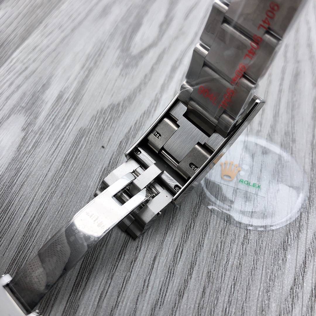 NOOB 劳力士 潜航者 水鬼 116610LV 绿水鬼 🎮 NOOB 强势回归，绿水鬼圈口全面升级，采用全新配方与温控烧制，陶瓷圈成色脱胎换骨，肉眼观感与原装几乎无差，完成度直接碾压市面同类版本。 搭载 克隆 Cal.3135 一体机芯，蓝色游丝＋进口 KIF 避震器，稳定可靠。 🔥 升级重点一眼看懂： • 乱真级绿陶瓷圈 💚 Cerachrom 工艺解析复刻，1100–1250℃高温烧制，色差极低 • 蓝宝夜光石 🔵 夜明珠外层加蓝宝石镜面，防刮耐用，原装同款结构 • 圈口刻度不发黑：铂金粉 PVD 工艺，遇水遇油不褪色 • 一键弹扣：操作方式与原装一致，市场独家配置 • 内扣式圈口结构：非双面胶粘合，稳定耐用 • 字面质感升级：夜光圆钉饱满不溢，拉沙更细腻 • 配件高度通用：壳、圈、底盖、表带、表扣等可与原装互换 • 进口 904L 精钢：高密度、高硬度，耐腐蚀抗刮