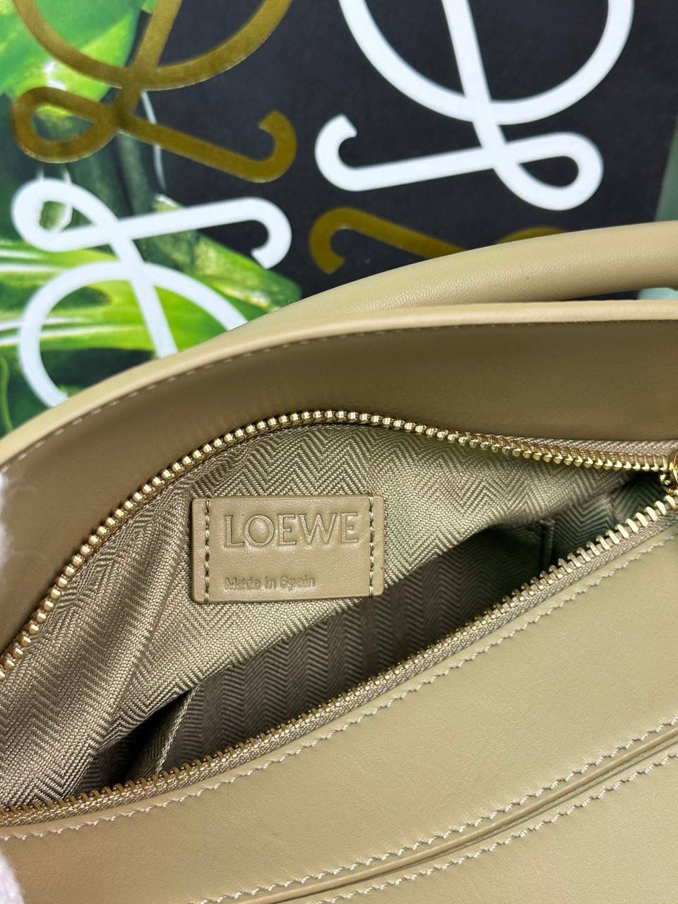 🅰️小号 𝗣𝘂𝘇𝘇𝗹𝗲最新版本❤️ ——（缎面/织带款） ✅经典拼图系列，不规则立体几何设计，最具辨识度的立体廓形和几何美学，顶级进口小牛皮搭配德国沙菲线，独家定制五金，𝗬𝗞𝗞拉链拉头 ✅容量超大，颜值高，四季百搭，新款自带可拆卸𝗟𝗢𝗘𝗪𝗘织带宽肩带‼️ 尺寸：𝟐𝟒-𝟏𝟎.𝟓-𝟏𝟔.𝟓𝐜𝐦 款号：061609织带款黏土绿