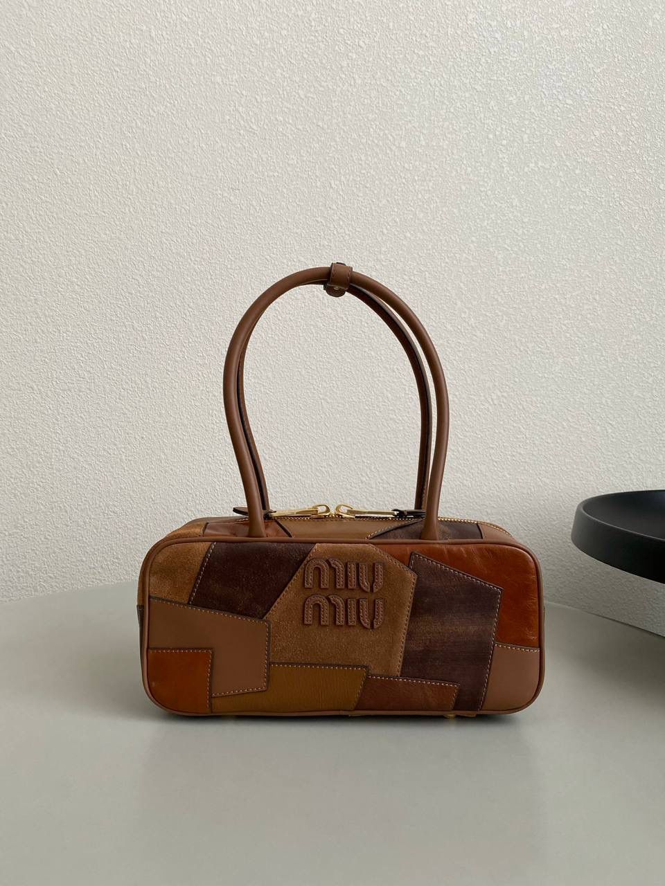 🈶拼接色 𝗠𝗶𝘂𝗠𝗶𝘂保龄球，大爆款 这只大火啊！超有腔调的一款 简约精致的设计真的好耐看 不同色系拼接有点流浪感又透着高级 色彩搭配温暖而富有层次 把美拉德复古风拿捏的很到位 整体造型非常慵懒有个性，保证了舒适性和实用性的同时还兼顾了美观性 时尚，非它莫属了！ 27×12×9cm #F0011m