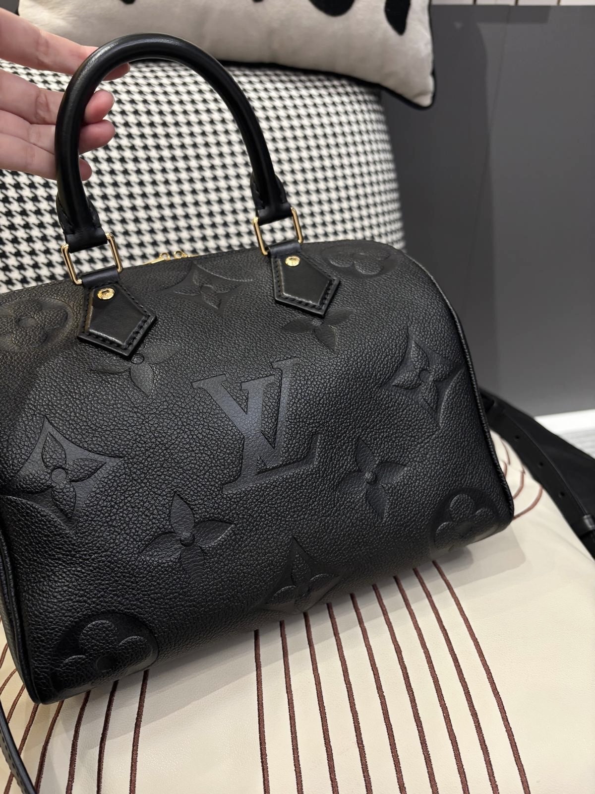 LV speedy Bandoulière 25 calfskin 100%Authentic, 98%New  ✅Key Lock ✅Dust bag