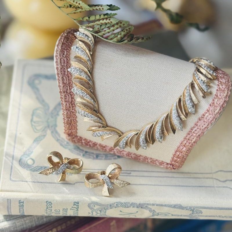 Vintage 1950s Designer Panetta Golden Leaf Necklace with Elegant Hidden Clasp Design(MT2429)