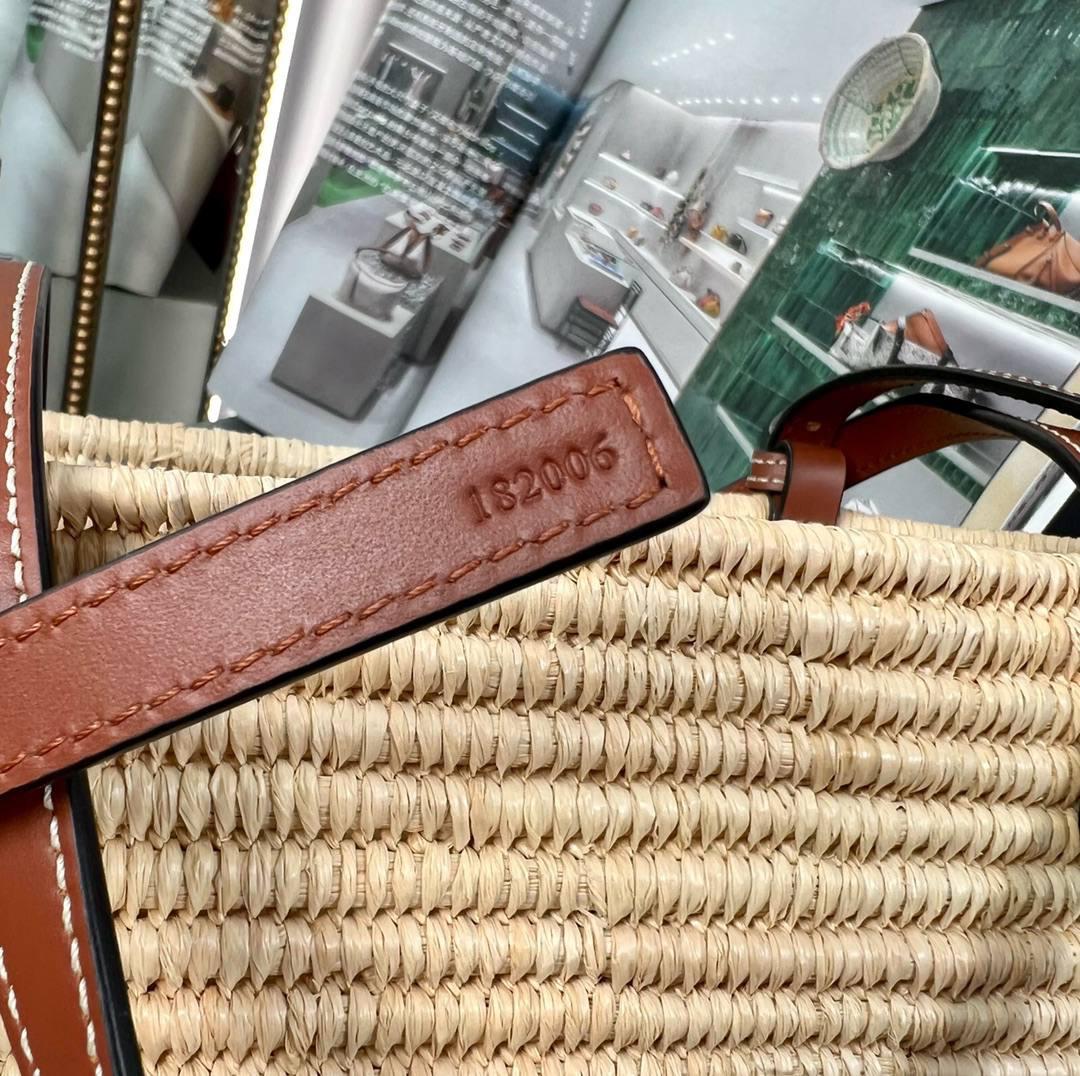 𝑷𝒂𝒖𝒍𝒂'𝒔 𝑰𝒃𝒊𝒛𝒂 菜篮子 🧺到货!! 面料：进口棕榈纤维/牛皮 编码：182006 颜色：原木/棕色 尺寸：28*20*10cm （下单须知：‼️由于天然纤维材料特别，带毛刺，日照时间长短不同，颜色会略有变化，纯手工制作，每个包的尺寸也会所不同‼️） 这款菜篮子做工比之前愈加细腻，背上不会显得笨拙,反而衬得小巧精致、时尚清新,草编与小牛皮的搭配,更显随性自然。 🏷️小Tips：防尘袋可放内里做内胆收纳包使用哦