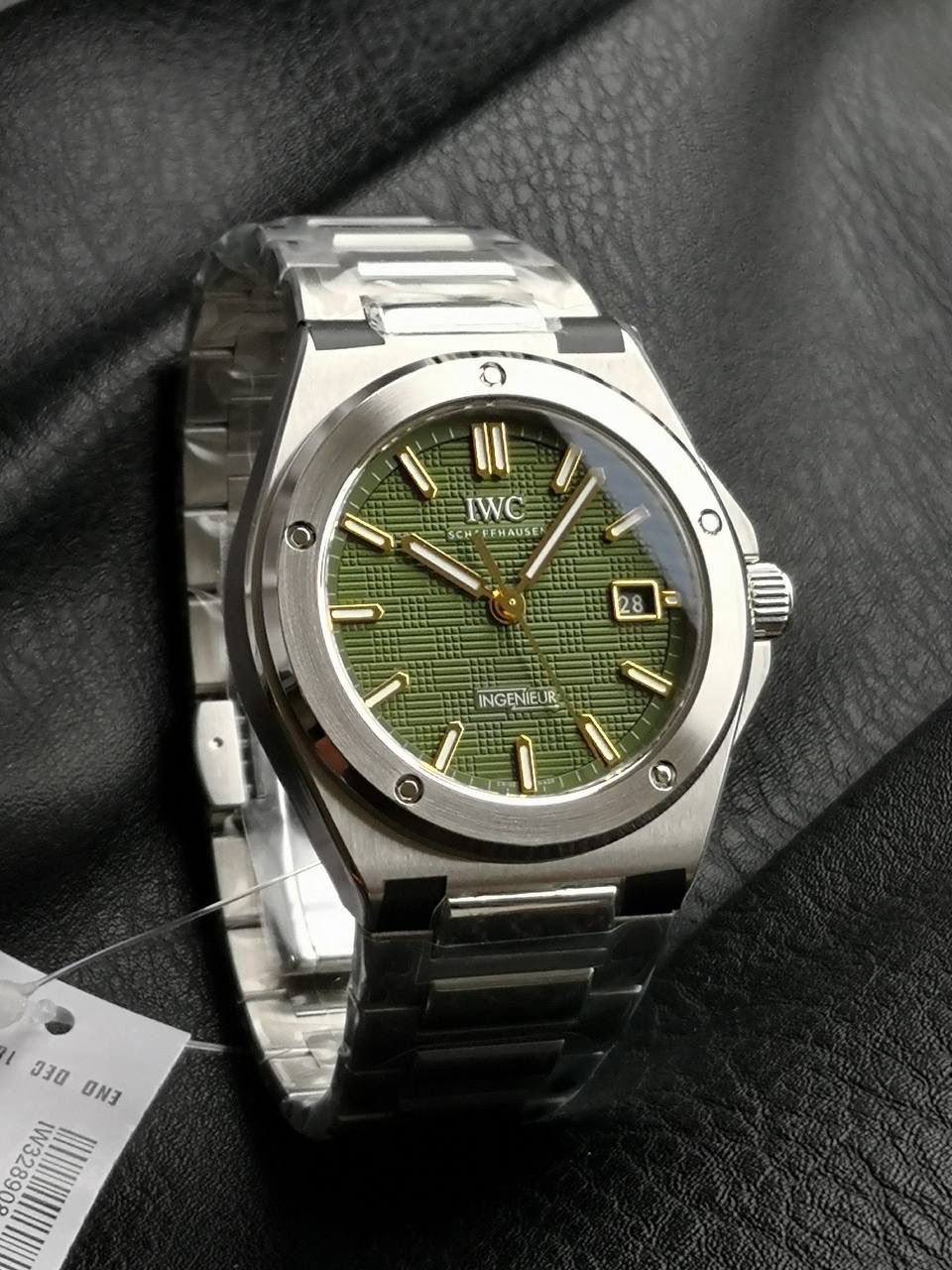 全新工程师自动腕表40 “牛油果”限量款（IW328908），灵感源自《F1®》电影布拉德·皮特佩戴定制表，全球限量1000枚。 采用精钢表壳与表链，“网格”纹饰绿色表盘饰以金质镶贴时标，精妙复刻影片中角色的配色美学。 绿色表盘源于布拉德·皮特的个人标志，搭配“网格”纹理和功能性螺丝表圈，凝练工程师系列的结构语言，致敬IWC万国表与F1赛车运动的长久友谊。