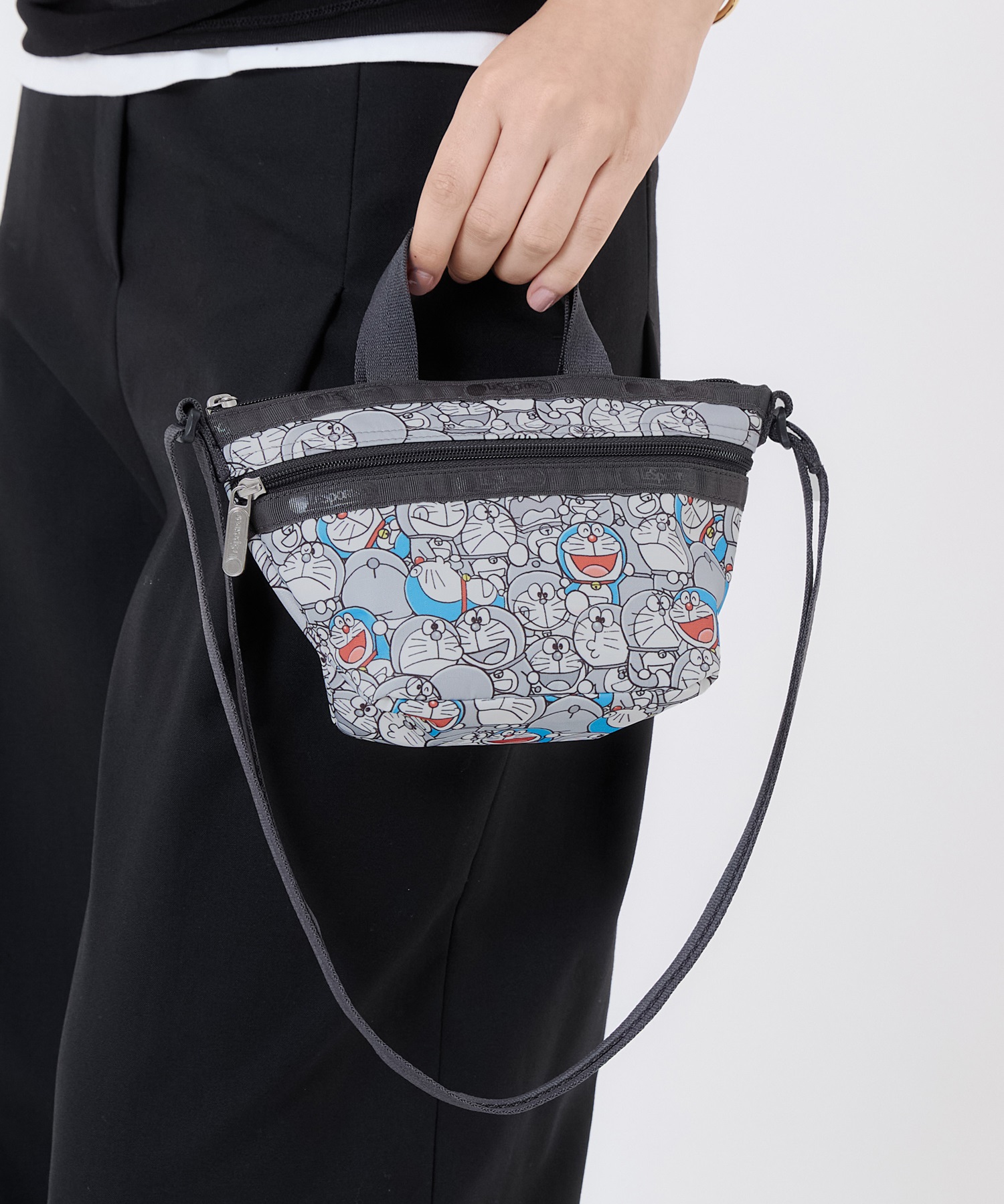 [訂購] [日本直送] 💙 LeSportsac「DORAEMON MINI CROSSBODY」 📏 尺寸/內容：高約14cm｜闊約12cm｜厚約6cm {TF260804}