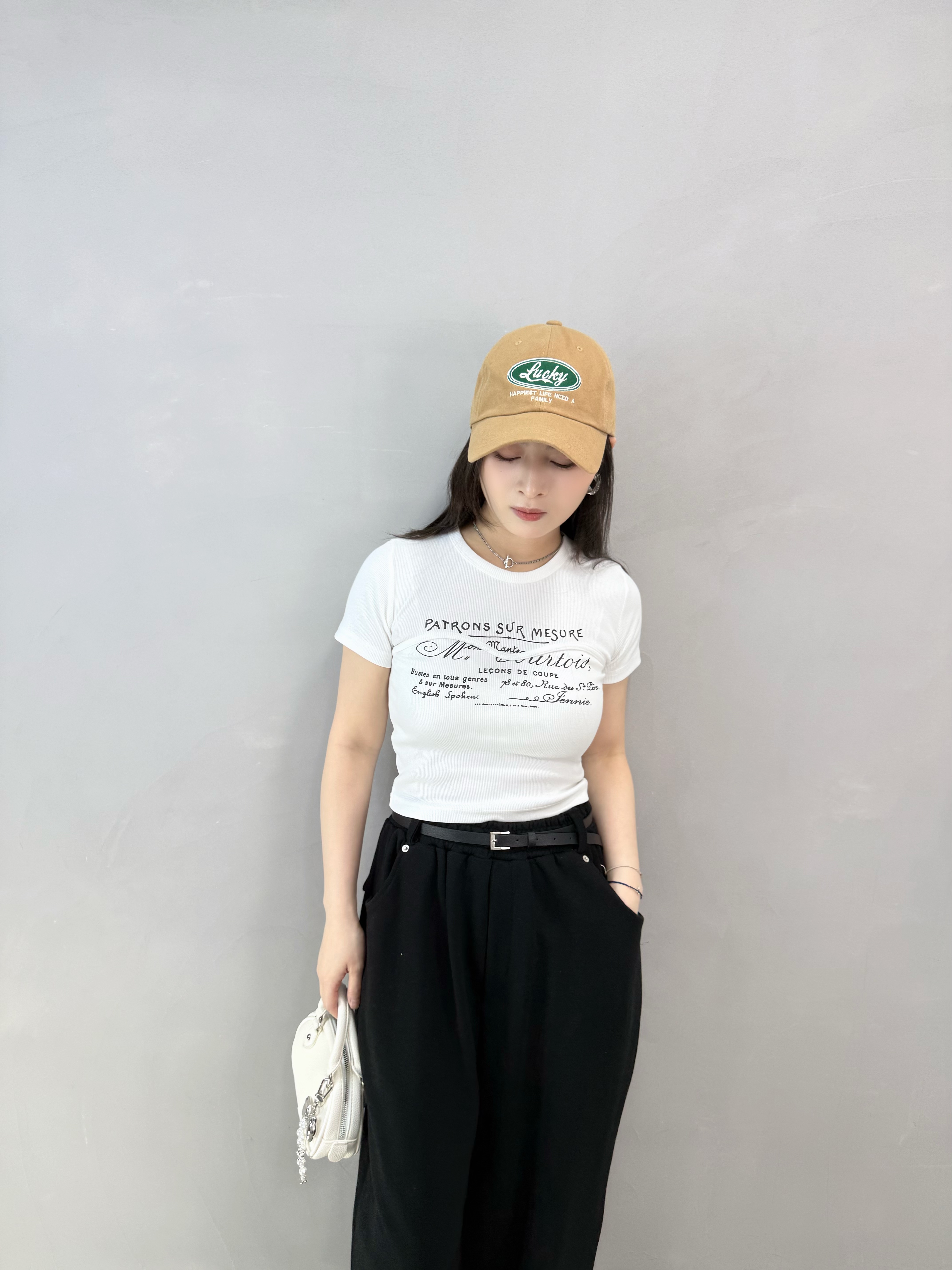 I83 細英文字暗紋Tee