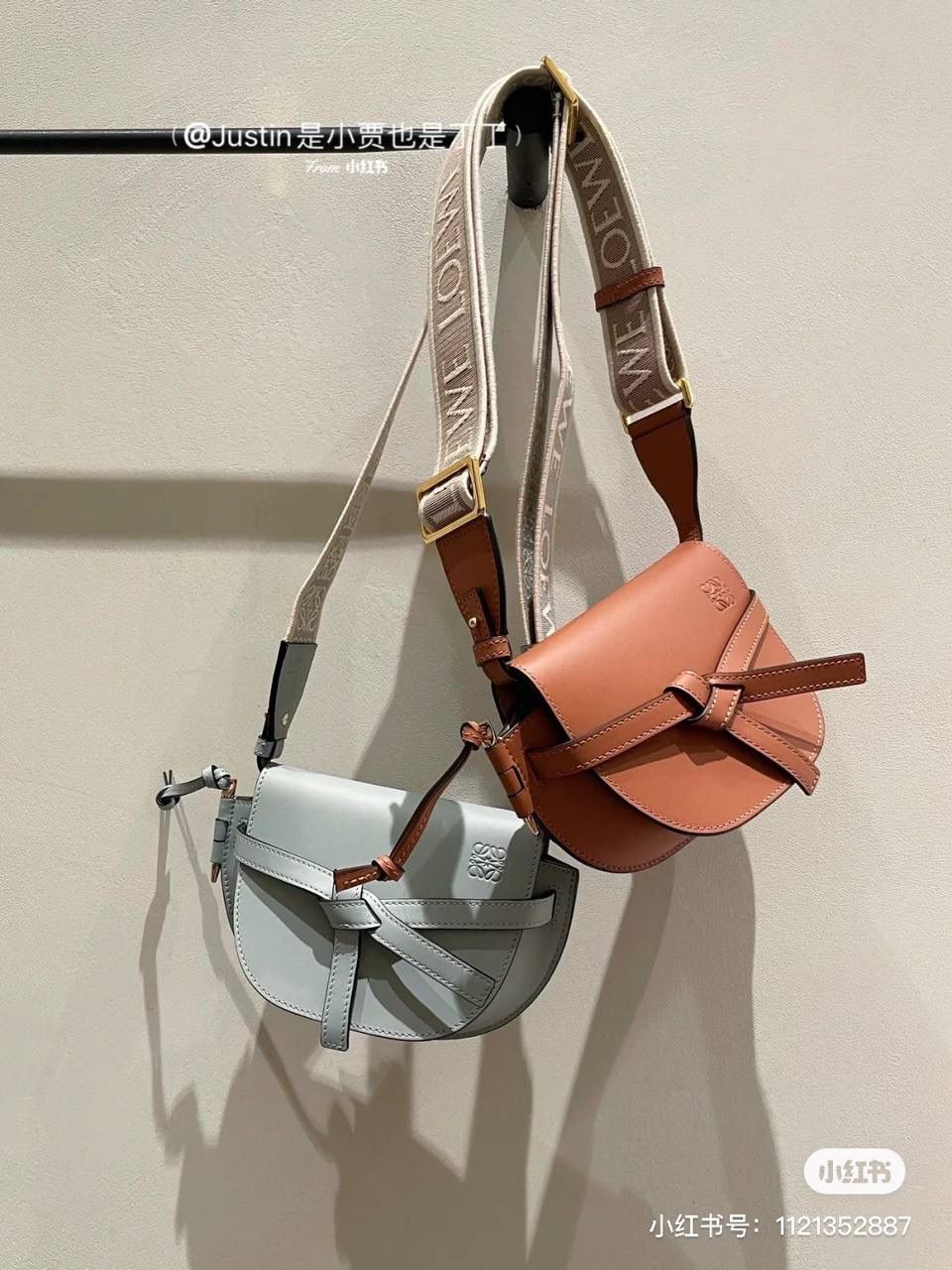 𝐆𝐚𝐭𝐞灵感来自于马鞍 构造精美利落，男女皆可gate！而之所以叫Gate呢，是因为包包的侧面金属插扣，像门的插哨一样。 全新MiNi Gate ✨ 小号:20-12.5-19（中部最宽处26cm） 编码:061711织带棕色 迷你:15-9.5-12.5（中部最宽处21cm） 编码:522127织带棕色