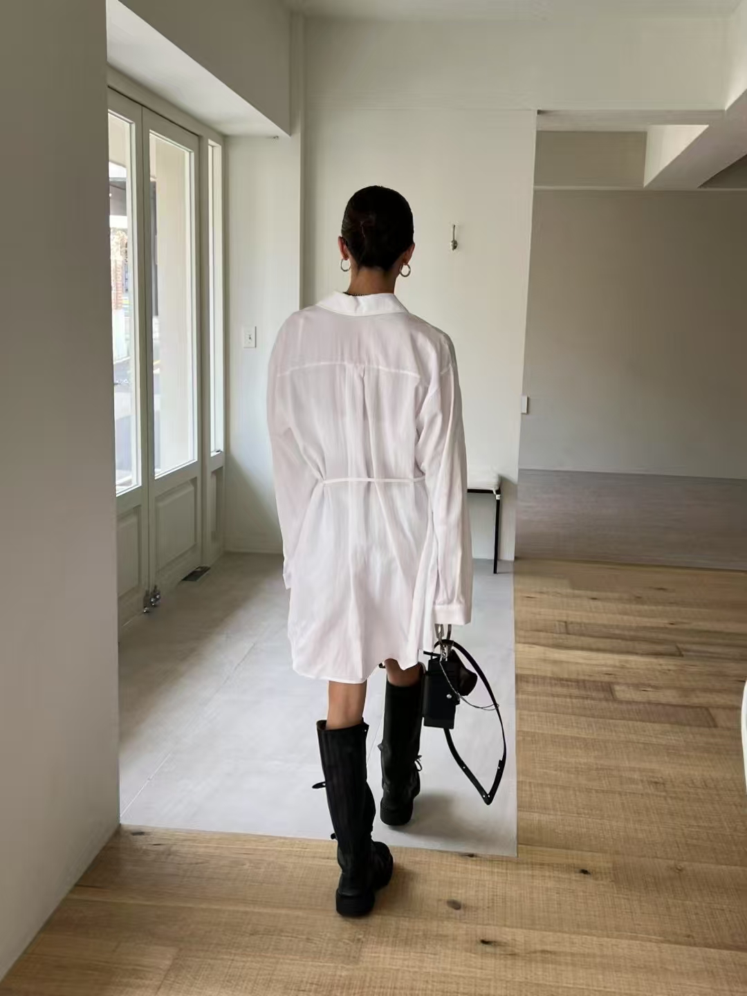 White Oversized Shirt Dress with Waist Tie Detailing‖ 腰间细带白色宽松衬衫式连衣裙 KR01938051