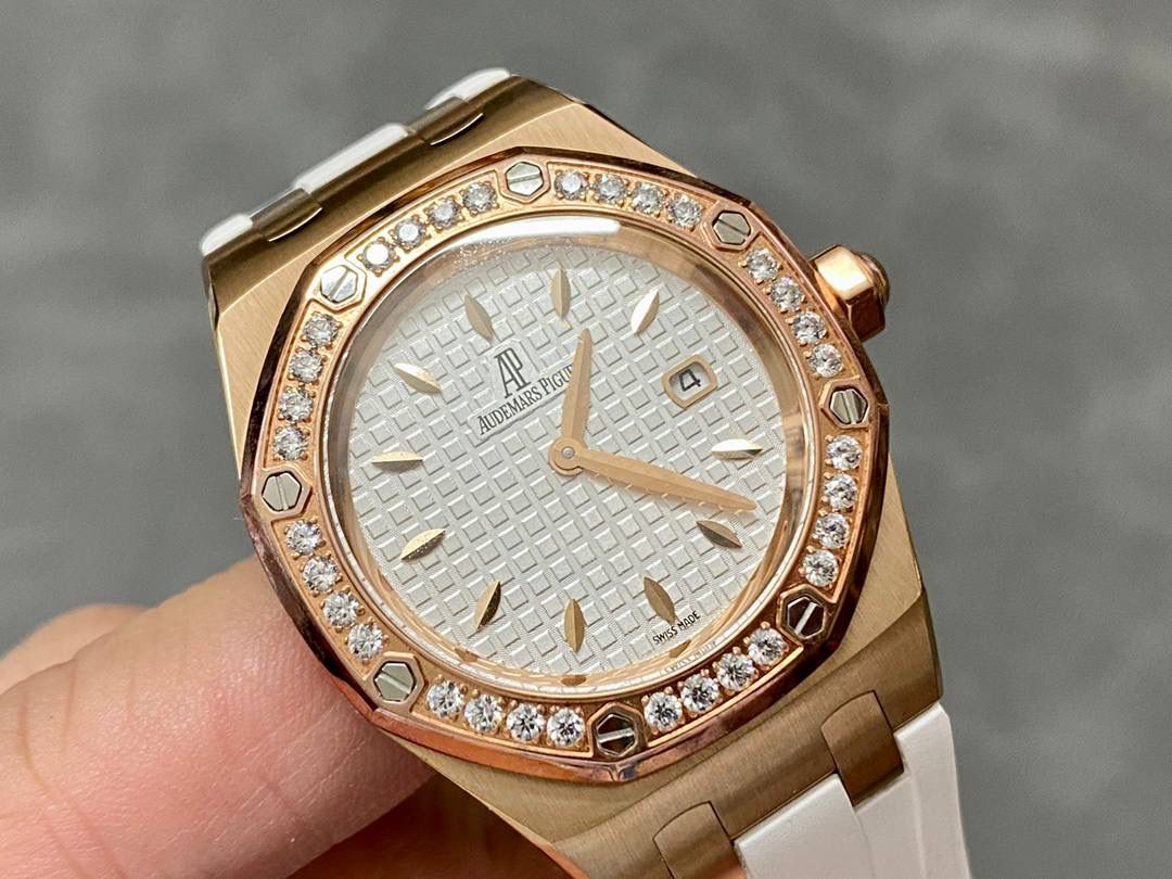 爱彼67601 尺寸33mm 全网女神看过来😍😍这款爱彼女表才是最具有性价比的… 爱彼皇家橡树系列型号67601石英腕表，皇家橡树系列独有的八角形外观还拥有爱彼独特的设计风格也将女士优雅风格融入其中，深受女明星们的爱戴，表带澳洲湾鳄鱼皮，即使只有33毫米的小尺寸，也将爱彼独有的纯净美感与刚毅线条展现的淋漓尽致💝💖💘而镶满钻石的表圈也为佩戴的女士增添了更多的柔美。（32颗明亮式切割美钻）巴蒂镶嵌一枚半透明凸面蓝宝石，搭载瑞士进口石英机芯，拥有实用的日历显示功能，女士们佩戴起来不会显得沉重 ！