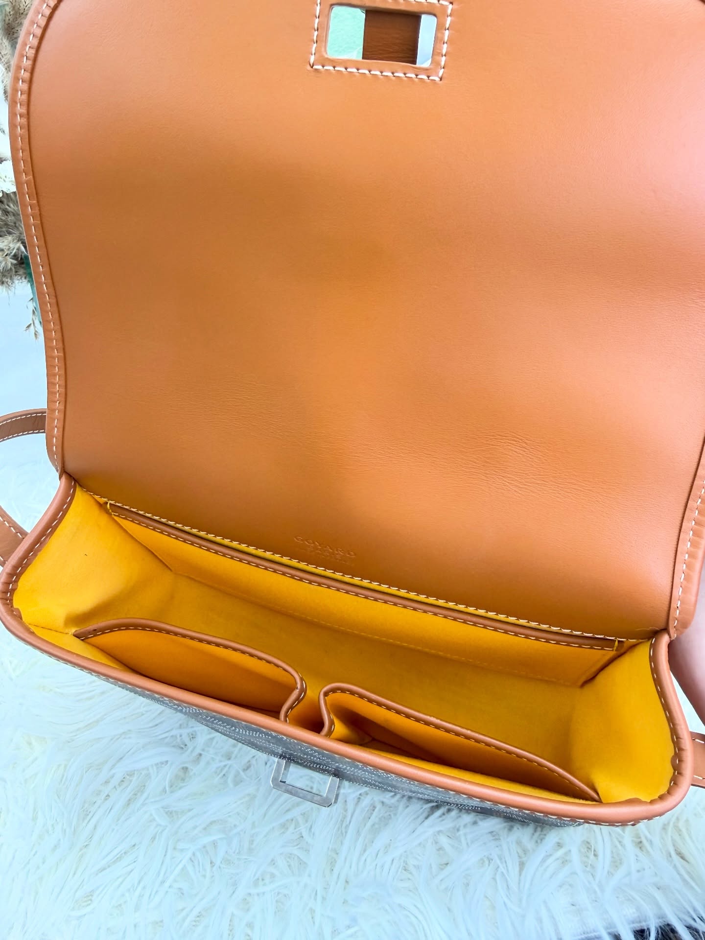 Goyard 👜 PRE OWNED 🛍️棕色 pm size 郵差包🤎  Size : 21*7*17cm  配件 -塵袋🫶🏻  優惠價 $ 14980  #收袋王  喜歡的話快點pm/whatsapp 我們💓 銷售熱線51111 321（whatsapp)  我們服務包括有：手袋飾物回收、手袋置換(一換一、一換多也可以） 、專業手袋鑑證、專業手袋護理 Is 購買方法 🏢親臨門市 荃灣南豐中心15樓1521室（荃灣地鐵站a出口1分鐘到）敬請預約 ❤️只賣正品正貨，任驗💓🫰🏻 ❤️‍🔥本店為香港註冊公司絕對真貨，信心保證👍🏻 🫰🏻本店設有鑑證服務，有駐場鑑證師  ✨歡迎追蹤我哋各個平台緊貼最新優惠x貨品🔥😍 👇🏻👇🏻👇🏻👇🏻👇🏻👇🏻👇🏻👇🏻  ⭐️Instagram: aoaocave  🌈Facebook: aoaocave收袋王  🔥Carousell: acluxuryhk  👆🏻👆🏻👆🏻👆🏻👆🏻👆🏻👆🏻👆🏻  ___________________________  Disclaimer🫰🏻All trademarks and copyrights are reserved to the original brand holders. @AOAOCAVE sells only authentic goods and is not affiliated with any of the brands mentioned.  @AOAOCAVE 跟任何品牌無關，而且沒有持有任何品牌資版權，亦沒有與任何品牌合作。所有商標及版權歸屬於品牌坊所有，帖子只作分享用途。  #aoaocave #手袋回收 #名牌買賣