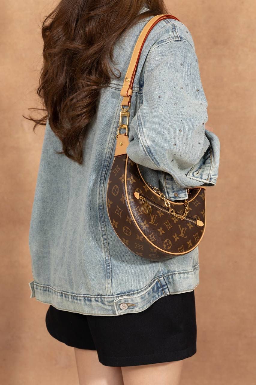 LV豌豆包🎀 这款 LOOP 手袋 灵感来自 LV 档案里的 Croissant 手袋， 在 2022 早春系列 推出～ 半月形＋法棍包造型， 背上身真的很有型，很时尚 😍 包型小巧但很贴身，走路都会跟着身体动，很好看～ 前面还有 拉链口袋 + LV Circle 拉链头， 细节控一定会爱 ❤️