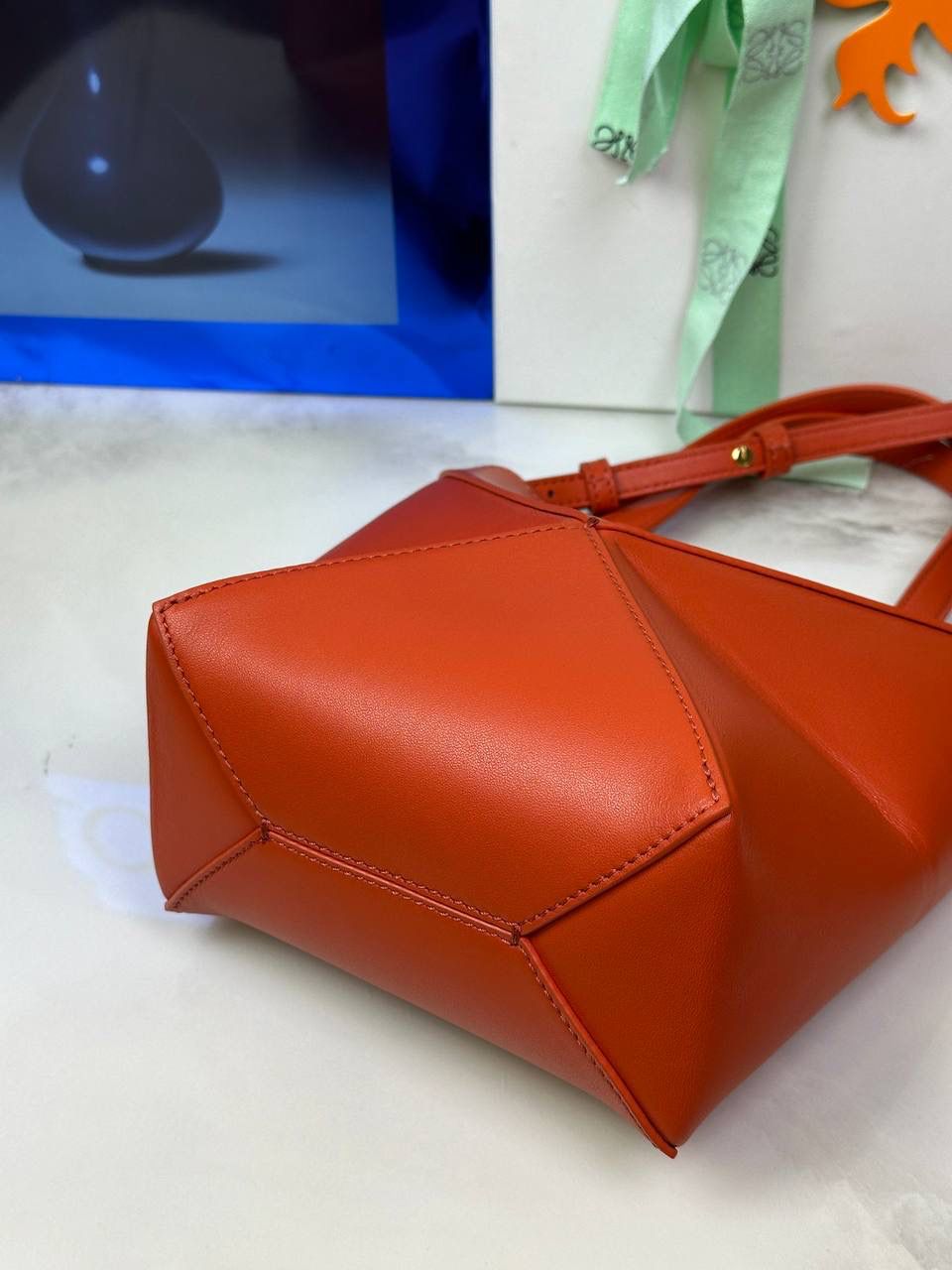 *𝐏𝐮𝐳𝐳𝐥𝐞 𝐅𝐨𝐥𝐝折叠手袋👜* ——全新【𝗡𝗘𝗪】升级‼️ 延续经典𝙋𝙪𝙯𝙯𝙡𝙚的标志性几何裁剪设计，新晋顶流🅰️𝙋𝙪𝙯𝙯𝙡𝙚 𝙁𝙤𝙡𝙚 𝙏𝙤𝙩𝙚以折纸包为灵感，升级成🉑完全折叠‼️的结构，立体与平面任意切换，出差旅行🧳必备单品。小牛皮材质轻且柔软，𝐌𝐢𝐧𝐢尺寸搭配一条可拆卸式肩带，手提，肩背，斜挎多样化背法✨ 尺寸：𝟏𝟔.𝟓-𝟗.𝟓-𝟐𝟎cm 款号：052322