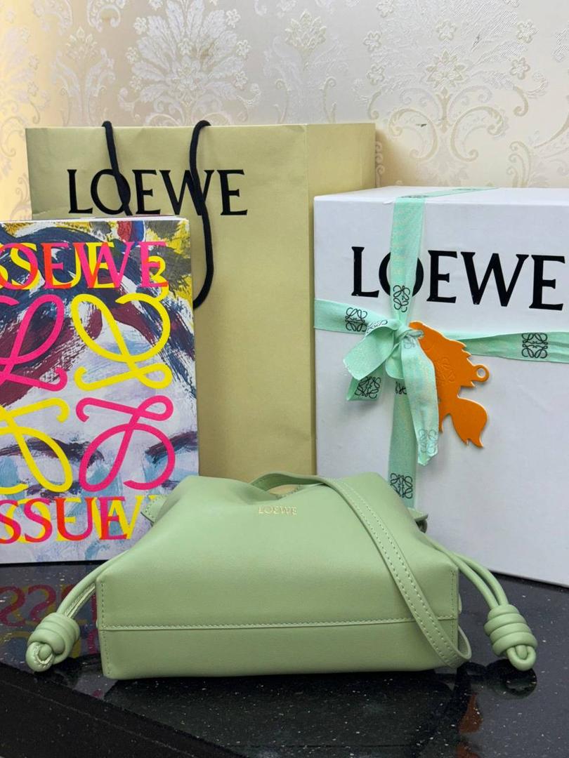 全新升级—迷你𝙁𝙡𝙖𝙢𝙚𝙣𝙘𝙤出货啦✅ ❤️升级版福袋正面新增品牌烫金𝙇𝙤𝙜𝙤代替压印𝙇𝙤𝙜𝙤，肩带加宽同时增加两侧狗扣五金代替原本皮穿扣肩带，精致又便捷🥰 ❤️独家定制皮料五金，小牛皮皮质手感十分柔软且耐用，肩带🉑拆卸🉑调节，多种背法任你选择，容量超大，日常出行必备😍 ❤️独家品控，完全对版细节，全套礼盒🎁包装给你满满的仪式感🥰 迷你尺寸：𝟐𝟑 𝟗-𝟏𝟖-𝟗𝐜𝐦 款号：052030浅梨色