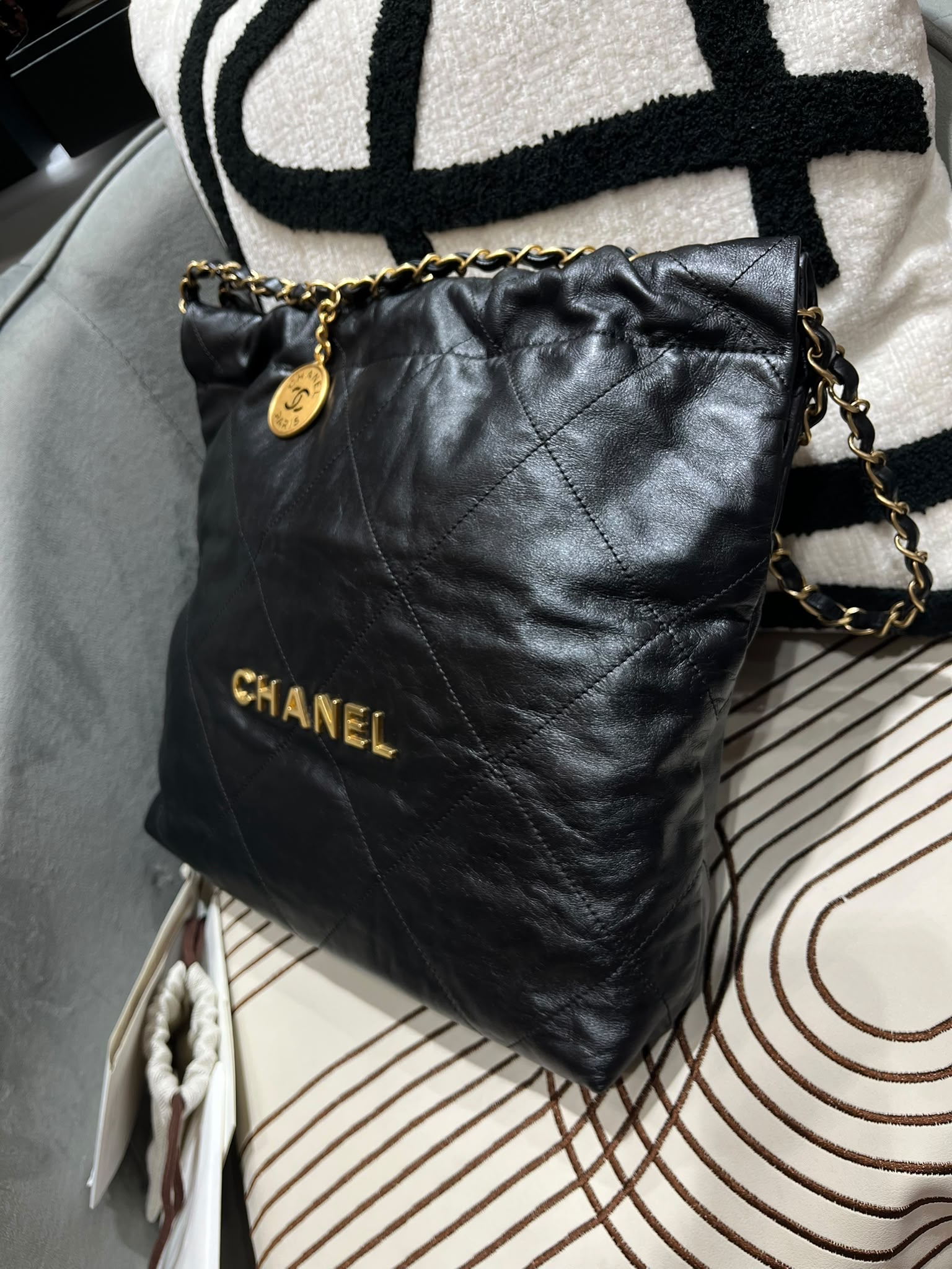 Chanel 22 Small AS3260 黑色牛皮，金鏈100%Authentic, 98%New ✅晶片✅Dust bag✅Pouch