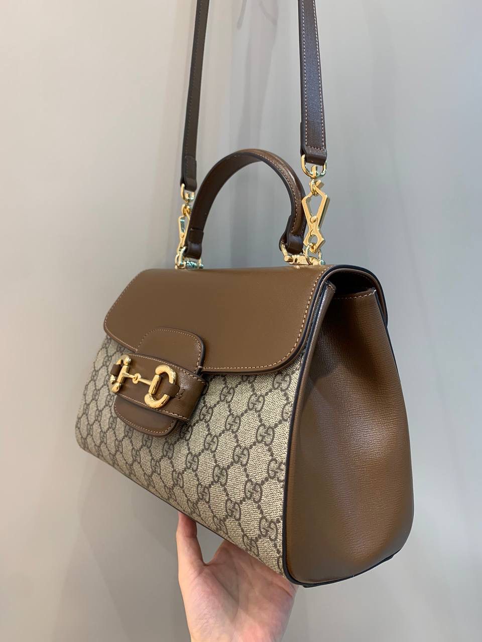 新背景实拍正品级 。（大号29cm） Gucci Horsebit 1955马鞍大号手提包 2023横空出世的超级最新大爆款‼️ 大号28cm证品售价，还是继续采用1955经典棕色原厂皮，除了包身的手提设计，另外配有两个不同风格的肩带，三种不同背法，容量皆备，小巧圆润的包型非常适合亚洲女性，绝对是2023大爆款，继迷你马鞍包后我最喜欢的第二单品‼️ 型号702049；尺寸29x21x11cm