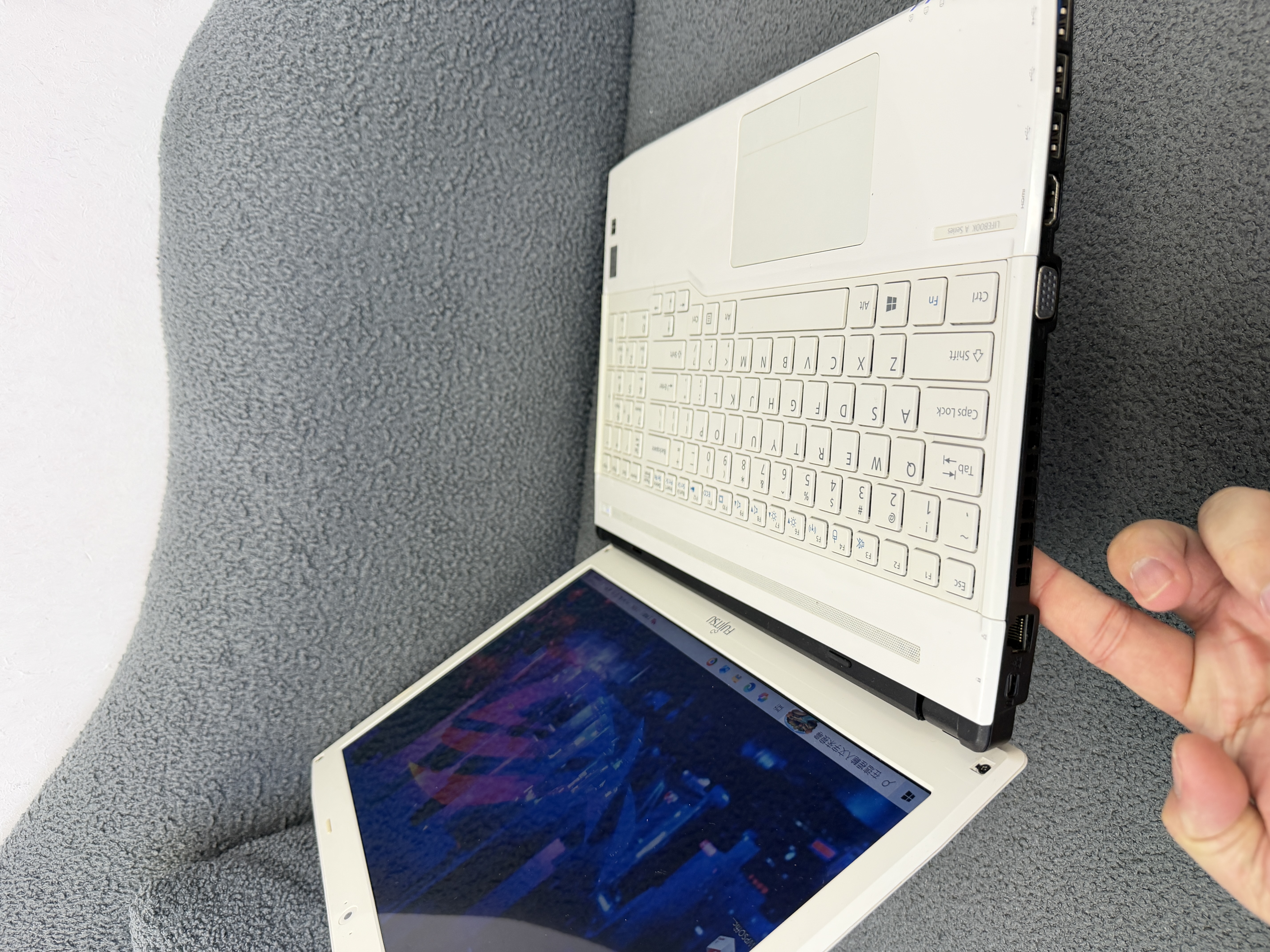 #2538 Fujitsu 15.6寸 i3-4/12gb ram /256gb ssd 