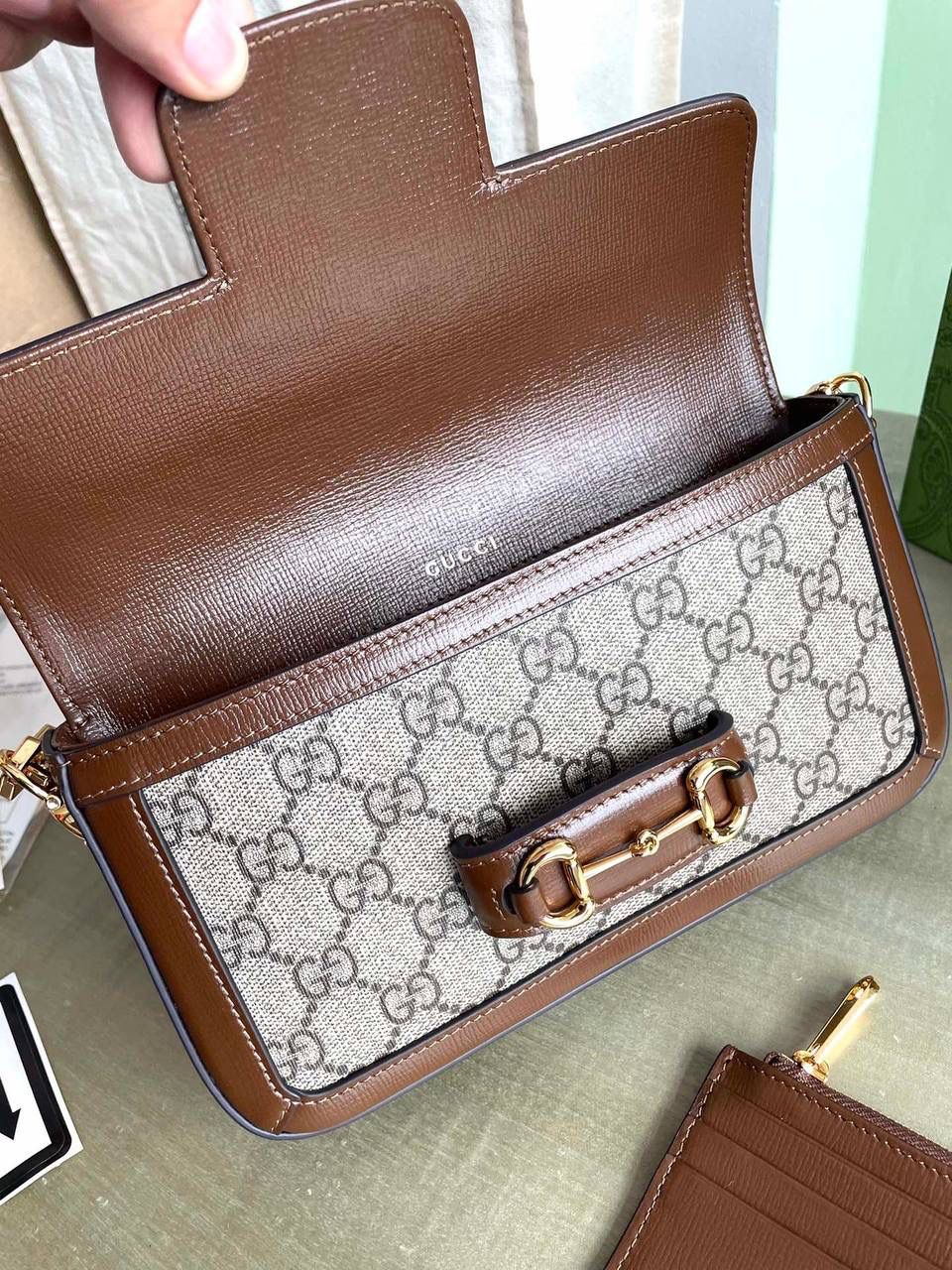 👜g752002：尺寸：12.521.53cm！gucci horsebit 1955系列从品牌典藏设计中汲取灵感，在六十余年前的早期设计细节中融入现代精髓。马衔扣元素的设计灵感源自品牌马术本源，由双环和长条形两个元素构成，至今已经成为品牌极具辨识度的标志性元素之一。这款迷你手袋配有一个可拆卸卡片袋，流露百搭魅力。🔥✨