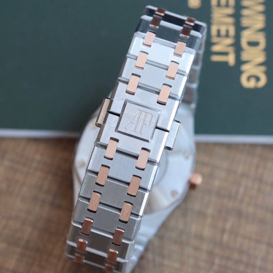 🚀原单AUDEMARS PIGUET爱彼 皇家橡树系列67女士石英腕表 独家原版拆解开模 所有配件均可原版互换使用，搭载原装瑞士F04111石英机芯。走时精准！全程CNC打磨，多次校对调整版型，棱角分明。表壳直径33MM,多边形状表圈与表壳精密相合，表圈以六边形螺丝栓固定在表壳上（圈口镶嵌精美施华洛世奇钻，璀璨夺目）表带链节精致规整，链节经过上百次细致的打磨处理，呈现出完美的纹理。折叠式表扣开合简单，佩戴方便。腕表表耳处呈弯折状，可以保证腕表与腕部更加贴合。表盘镌刻“Grande Tapisserie”大方格纹装饰，搭配荧光立体时标和皇家橡树指针，宽大的指针和时标让读时简单清晰。三点位置日期显示窗口，以阿拉伯数字显示。腕表为密闭表底，表底上镌刻皇家橡树系列的英文名称“Royal Oak”字样✨🔥