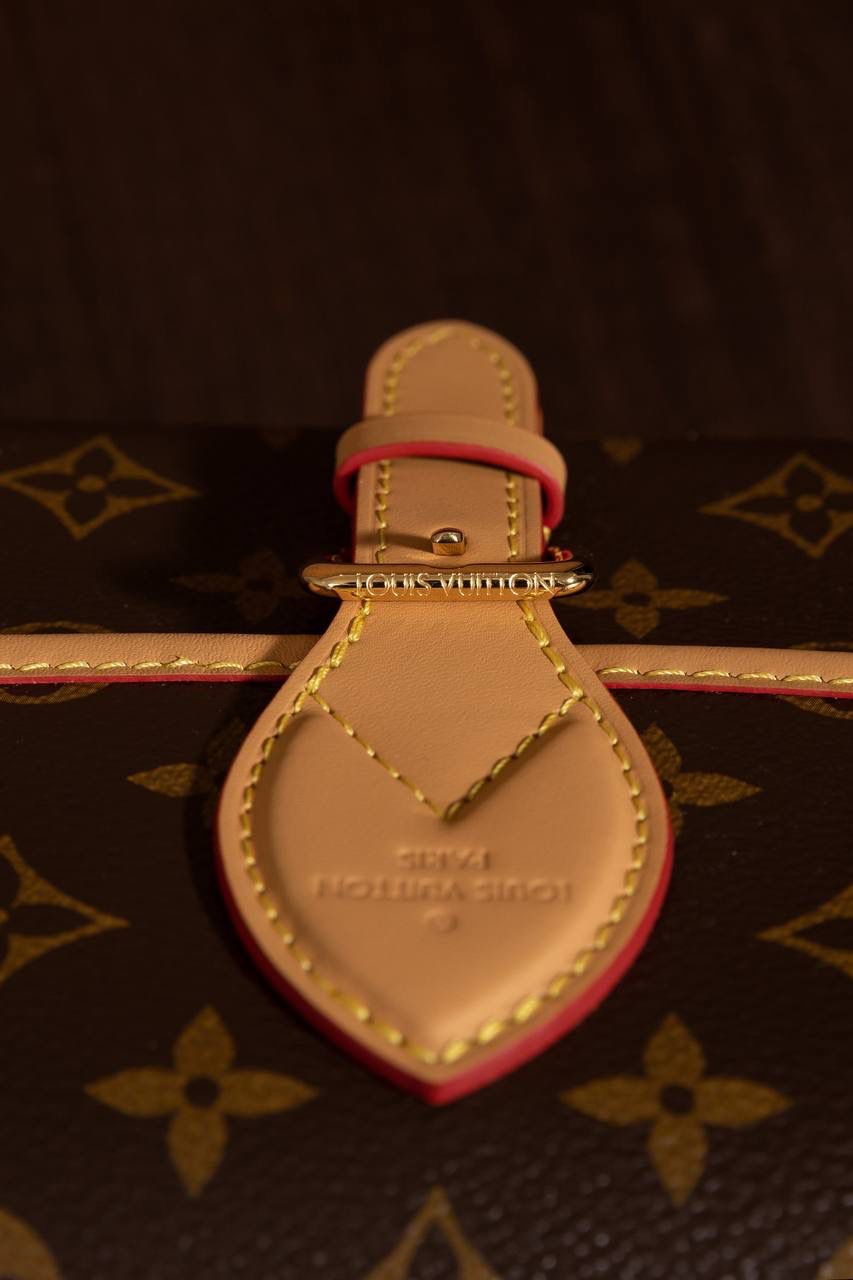 LV老花包💼😍 皮料采用意大利 A 级皮料，品质卓越。不管是是手感还是耐用性都堪称一流。五金精致，面料考究，手工精湛，油边细腻，每一个细节都彰显着 A 级出品的高标准。图片与产品一致，所见即所得哟🔥🔥 Size：25x15x19cm 细节真的很顶！ 渠道货的工艺一看就懂，从走线、五金到皮料和油边，全部都很细。 整体质感在线，拿在手上就知道做工不马虎，真的越看越爱😍