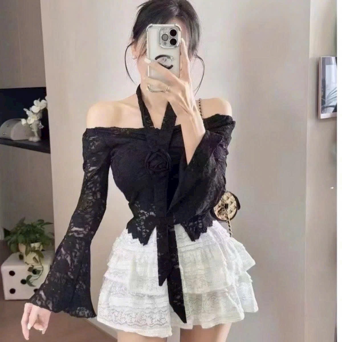 露肩蕾絲上衣，喇叭袖