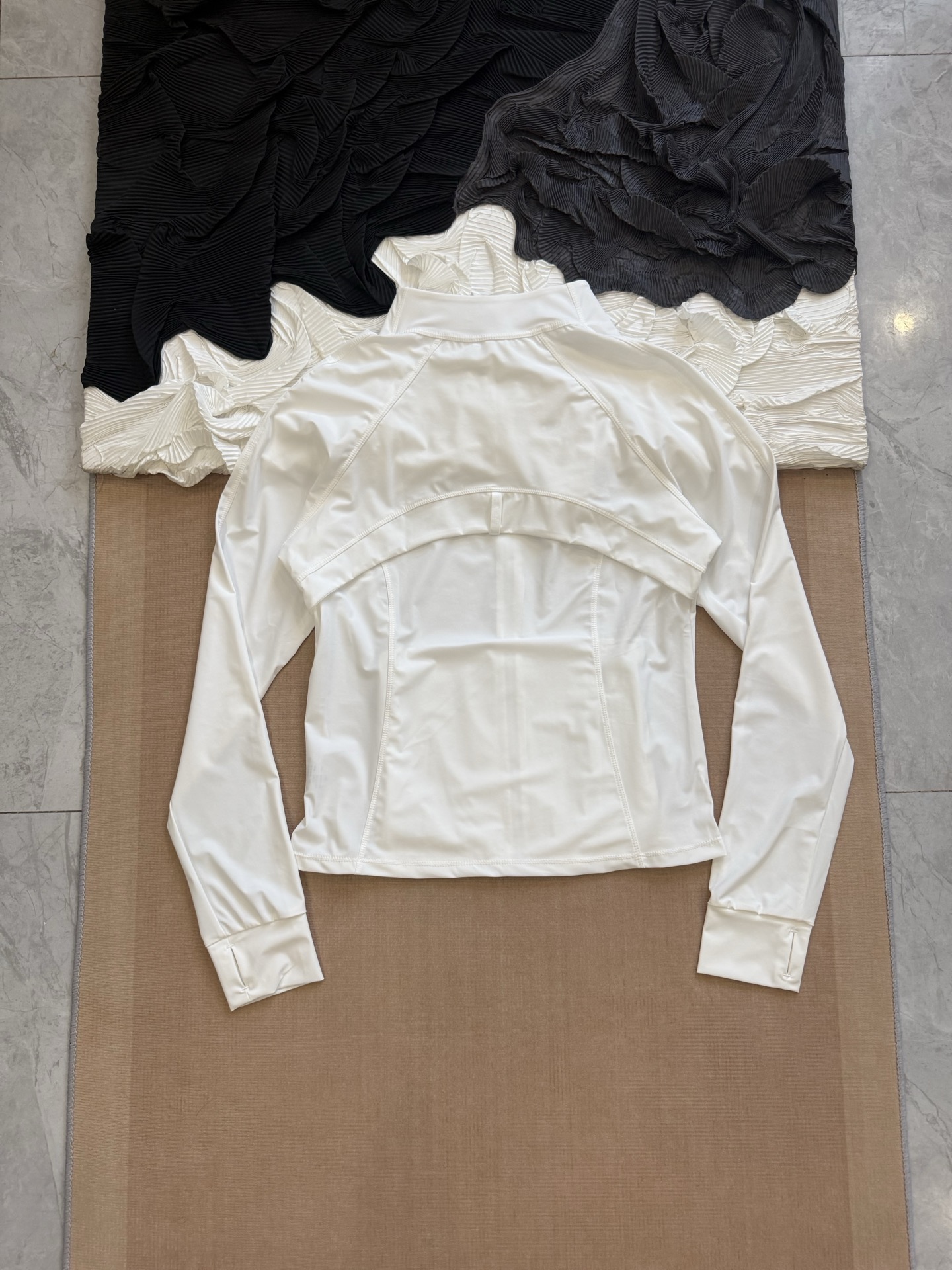 $210件。Alo Yoga 女士立領冰感防曬皮膚衣（小蠻腰版型）