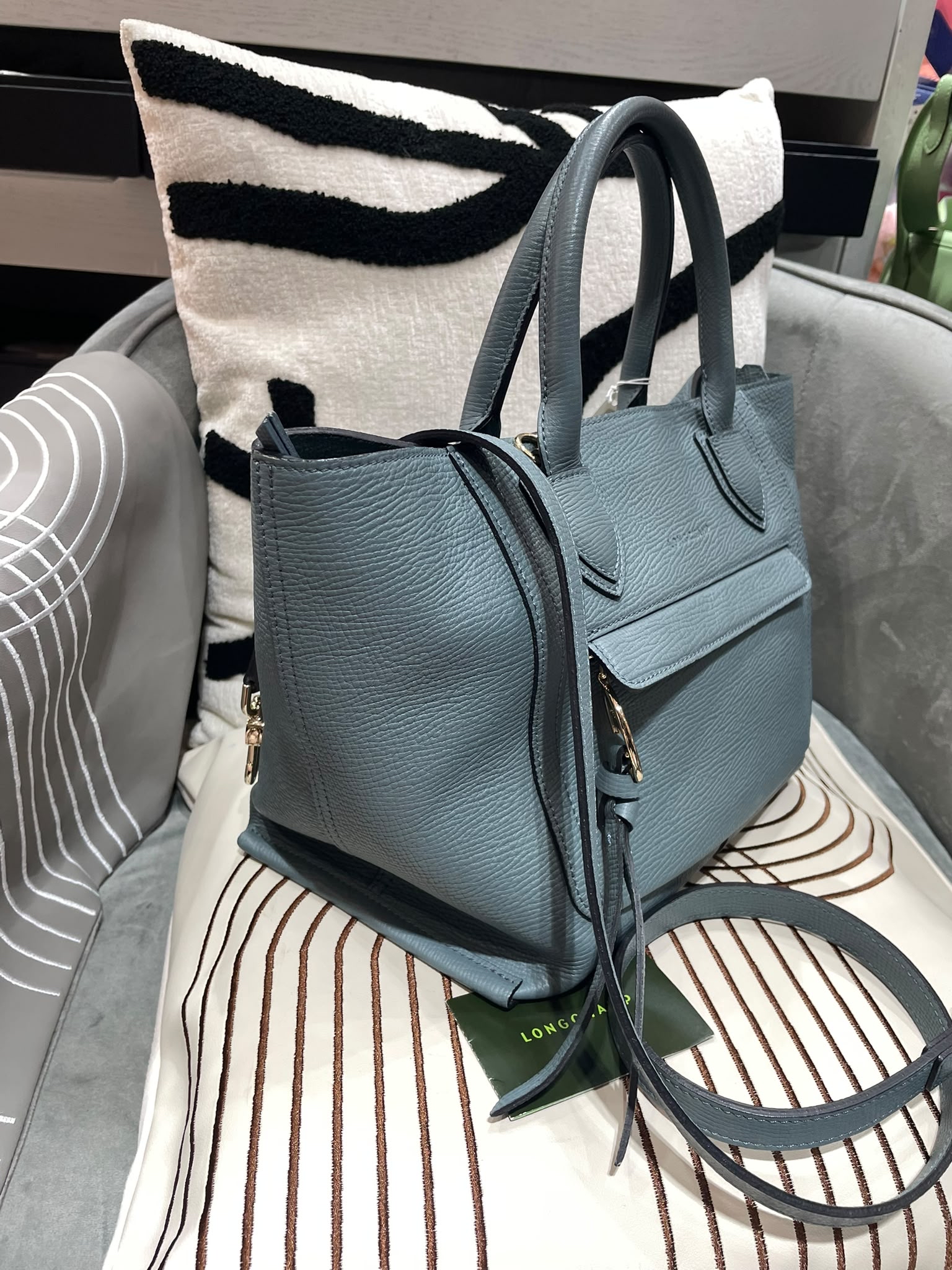 Longchamp mailbox bag calfskin 100%Authentic，98%new✅dust bag 專門店售價$💰6750‼️ 