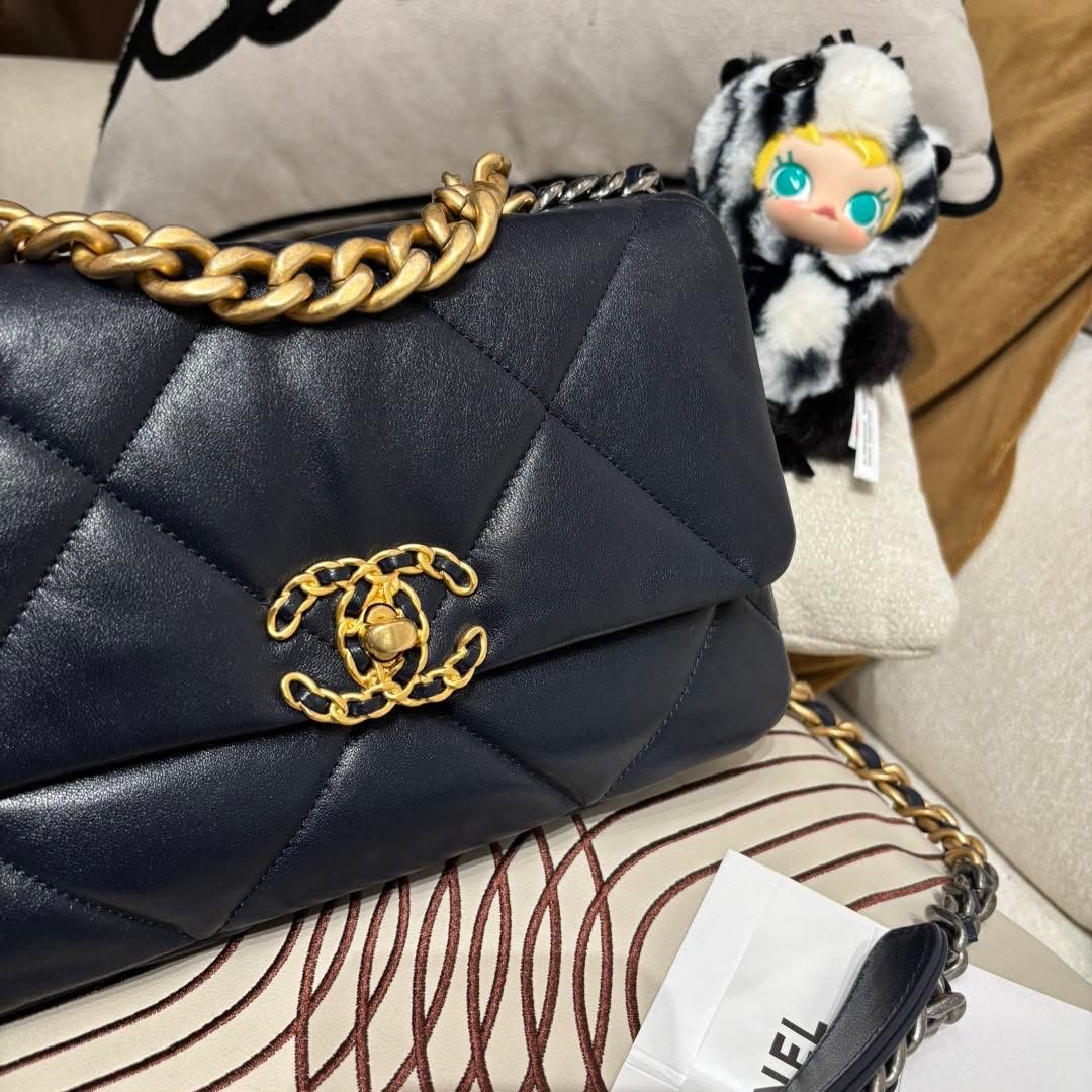 Chanel 19 small navy 26cm AS1160 100%Authentic,98%new  ✅專門店收據✅card✅dust bag✅box