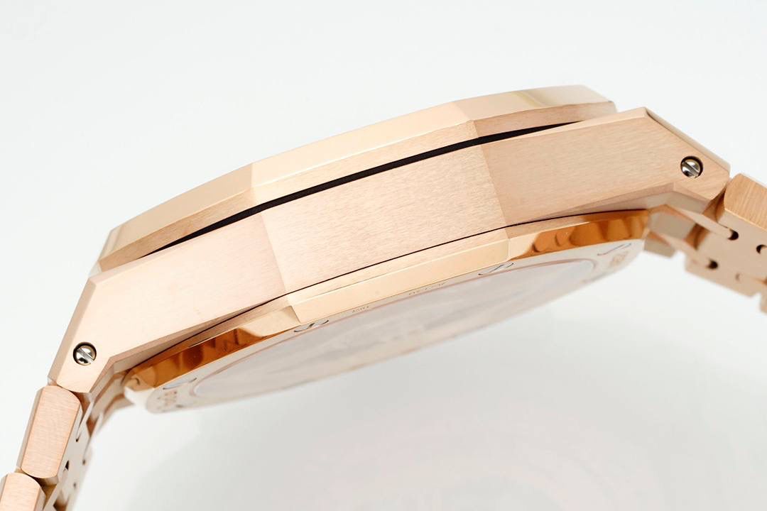 🚀新品爱彼皇家橡树系列26240系列，是一款41毫米精钢自动上链计时码表，搭载APS开发自研Calibre 4401一体机芯，具备飞返计时、小时/分钟/小秒显示及日期功能。其标志性八角形表圈配以八颗六角螺丝，搭配“Grande Tapisserie”大型格纹表盘，层次感鲜明。一体式精钢表链延续了1972年首款皇家橡树的经典设计，兼具运动与优雅。全新开发一体机芯采用导柱轮与垂直离合结构，振频28,800次/小时，与原版完全一致，动力储存约70小时，防水深度50米。AP融合高级制表工艺与前卫美学，是奢华运动腕表的典范之作。💯🔥🔥