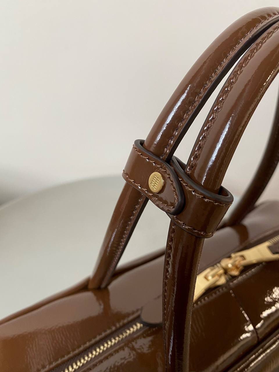 🈶漆皮紫檀木色 𝗠𝗶𝘂𝗠𝗶𝘂公文包| 新面料来啦 漆皮色泽光亮自然饱满～ 皮面透着的皱纹仿佛湖面上的水波纹 无论是视觉还是手感，质感都很绝！ 34×23×10cm #F0020m