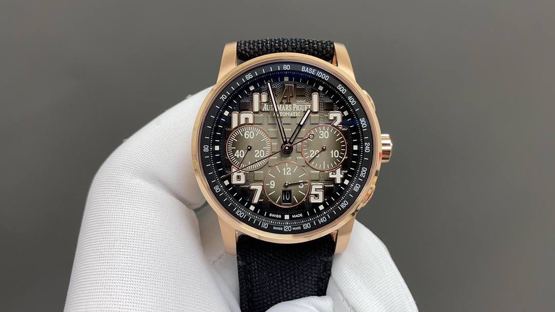 🚀皇家橡树26048离岸型41爱计时机械腕表💯 1.壳套按照原装开模多道工序顶级处理 2.一体字面立体工整的盘面“饼干纹理”和原装一模一样 3:316精钢表壳原装开模细节经过多道工序的打磨磨砂处理 4.7750机芯9字位小秒走时精准 5.表镜选用进口防眩水晶蓝宝石玻璃镜面 6.表带搭配进口意大利小牛皮以及帆布皮带，表扣实用原装针扣，尺寸41mm，爱彼入门级强烈推荐，精品打造