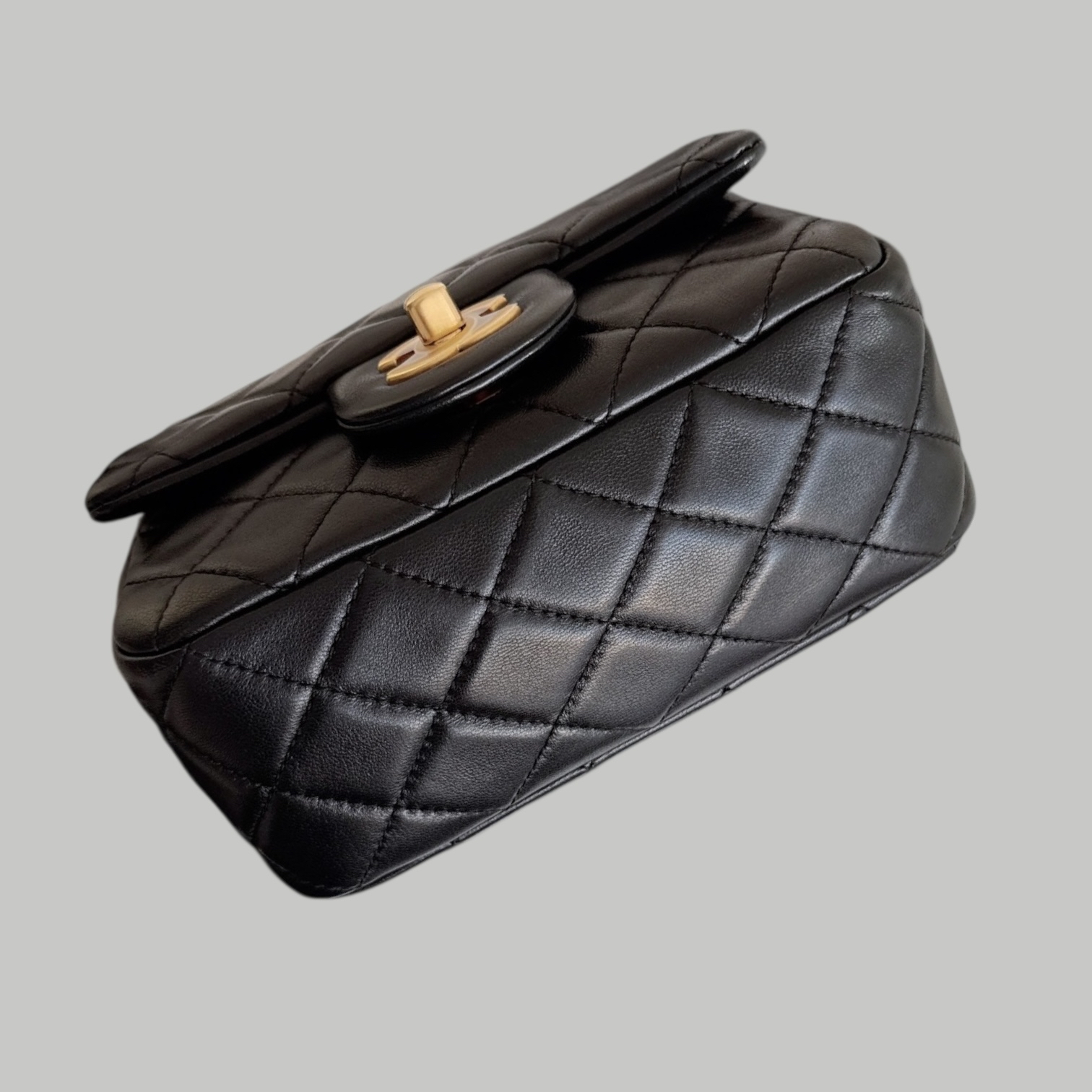 Chanel Lambskin 方胖金球