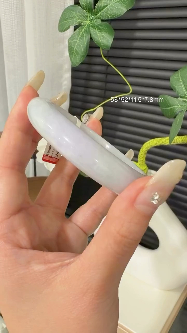 ✨ 马来西亚现货 ✨   精品手镯 · 实物更美 💜56贵妃淡春彩 适合54-53圈口佩戴 肉质细腻不干💎 尺寸 圈口：56mm ｜ 宽度：11.5mm ｜ 厚度：7.6mm 💰 Rm688.00📄 附权威证书 🕊 支持鉴赏期 🌍 全球配送 喜欢的宝宝欢迎 DM 💌 先到先得，不留#马来西亚翡翠 #怡保 #吉隆坡 #新山 #新加坡