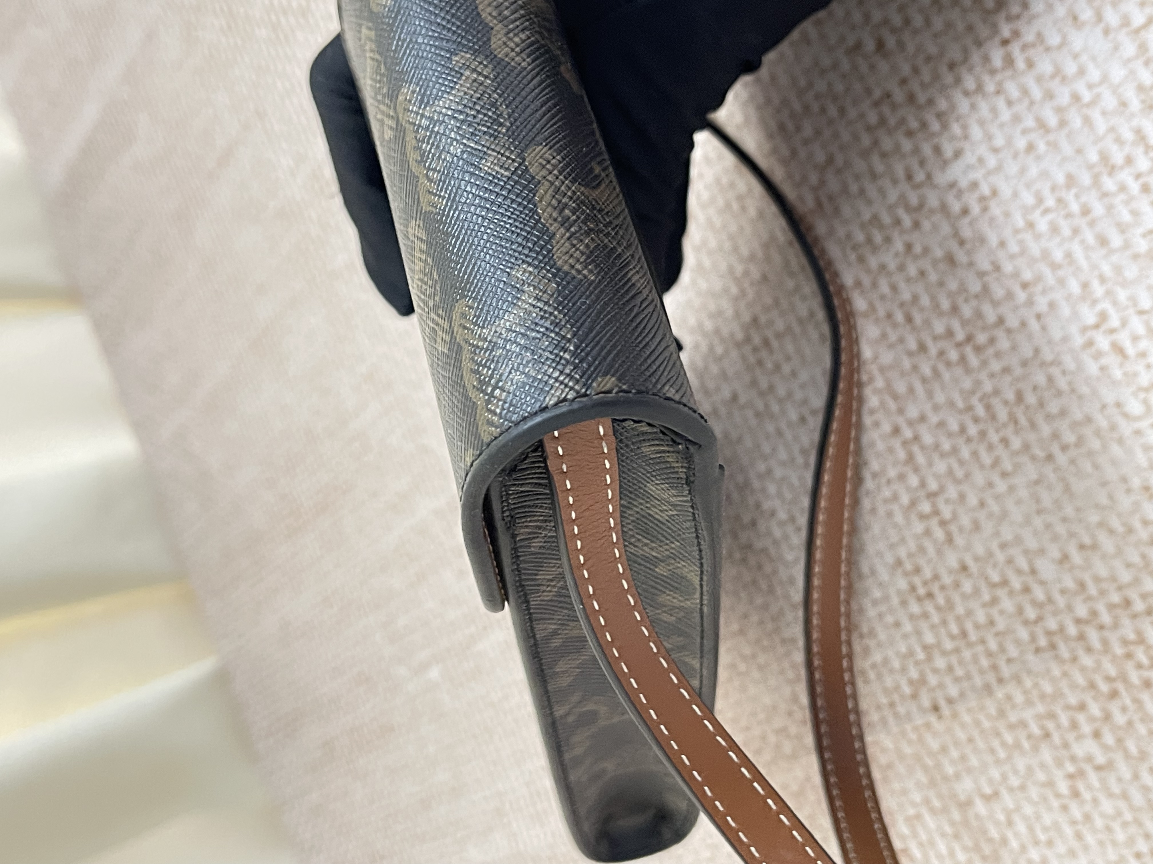 Pre-owned Celine Triomphe Phone Pouch / Product Code: 26040108