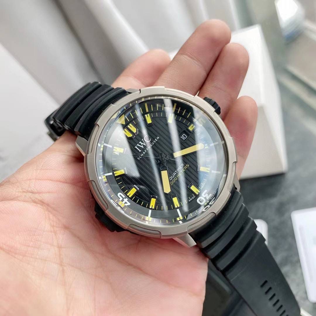 最新款上即将来袭，海洋王者不止水鬼，深海之星万国海洋时计2000自动腕表——只为男人制表！ 专为潜水员及潜水爱好者打造顶级潜水仪器，即使是对于极端的水下作业也不在话下，表壳直径46mm，以钛金属打造。腕表采用一枚造型精美的穹形蓝宝石水晶玻璃表镜，富有机械感的齿轮形表冠，黑色橡胶表带！机芯采用亚洲超级稳定的Aisa2824全自动机芯，3点简洁的日历窗口，表底深海潜水员的经典潜水头盔，一款适合生活悠闲及夏天潜水游泳的最佳选择🔥