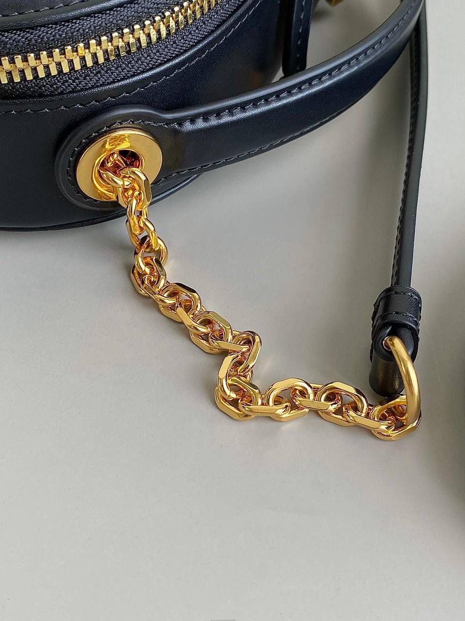 🈶全皮黑 𝗗𝗜𝗢𝗥 𝗦𝗶𝗴𝗻𝗮𝘁𝘂𝗿𝗲 椭圆相机包 全新系列一出直接萌翻天，很难不火 通常在金属包扣或链条装饰的CD字母 这次当了回主角，直接放大像极了猪鼻子 压印浮雕质感和字母的立体弧度，好高级 成了包身上一眼就能看到的重点元素 手拎俏皮可爱，出席晚宴也非常的优雅 斜挎随性灵动啊，别具一格独树一帜，都去冲 18×11×6.5cm，#8121m