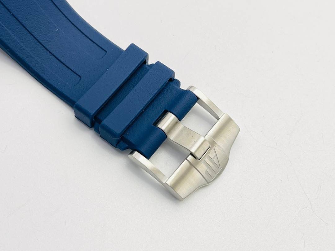 爱彼A P皇家橡树系列水果腕表！ 型号：26703 跑秒计时自动机械男表！搭载原版cal.3124机芯 直径：42MM！ 1⃣️表壳材质选用的904L精钢，经过CNC一次成型锻造了42MM的表径，表壳在经过拉丝工艺多次打磨抛光后做到了无懈可击，包括螺钉也一致还原！ 2⃣️表盘字面格纹错落有致，立体感很强。刻度线粗细程度以及长短均与正品保持一致。条钉时标内部填充超强夜光材料。两组小圆盘对称分布，就像两只小眼睛。盘面内有一圈一圈的放大环，细节处理很到位。 3⃣️橡胶表带表面的磨砂质感很强.采用无味不沾灰尘的进口橡胶，只为提高佩戴的舒适感！ 4⃣️前后玻璃都采用蓝宝石水晶镜面玻璃，镜面通透性也很强。这款腕表采用3124机芯，做到了外观和正品的极其相似，走时精准稳定！