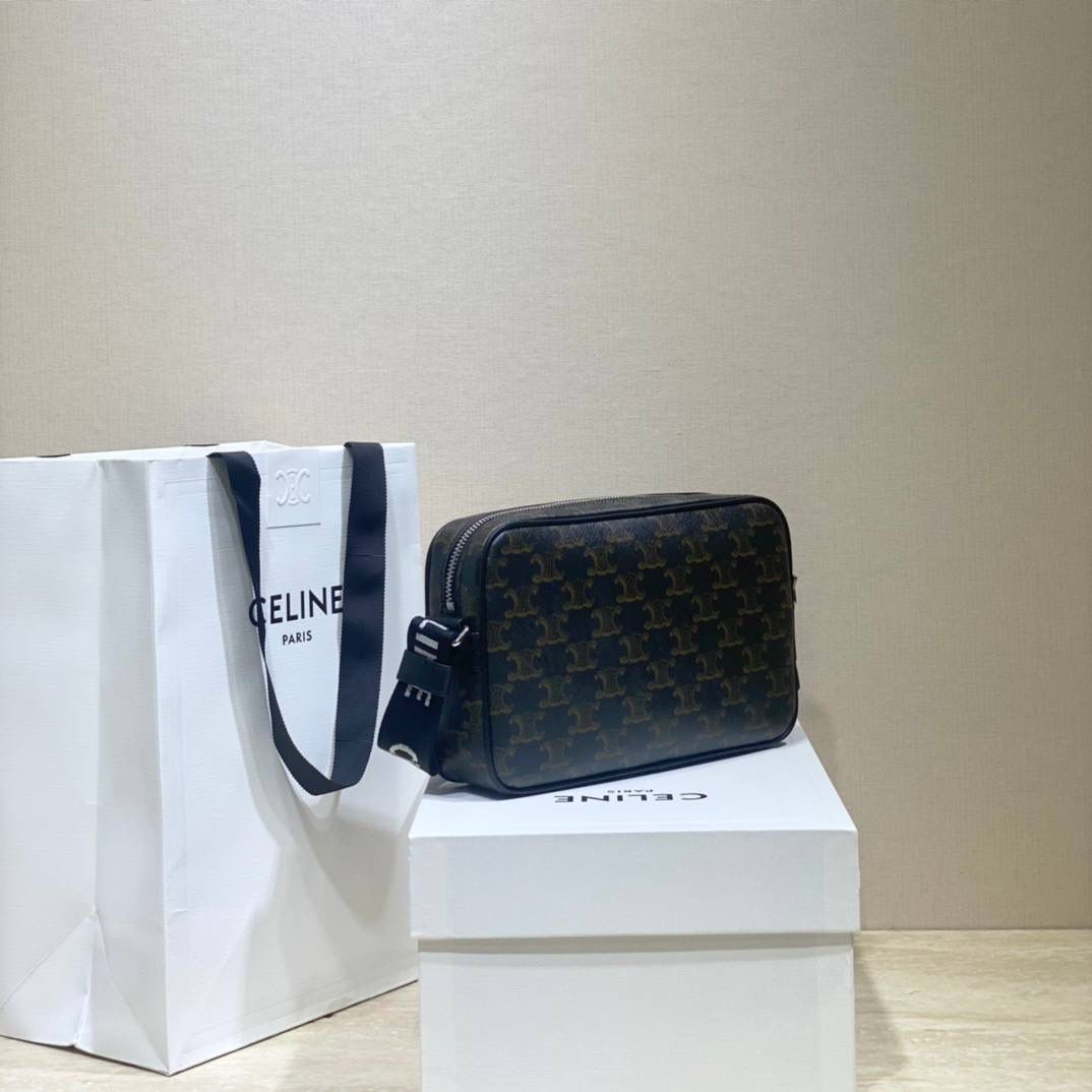 🔥大货实拍图 𝗖𝗘𝗟𝗜𝗡𝗘♥标志印花邮差包 不可否认Hedi的确做男款是很厉害的，这个老花相机包既实用又很好凹造型，绝对的好物推荐！型号：197202 尺寸：23*14.5*4cm