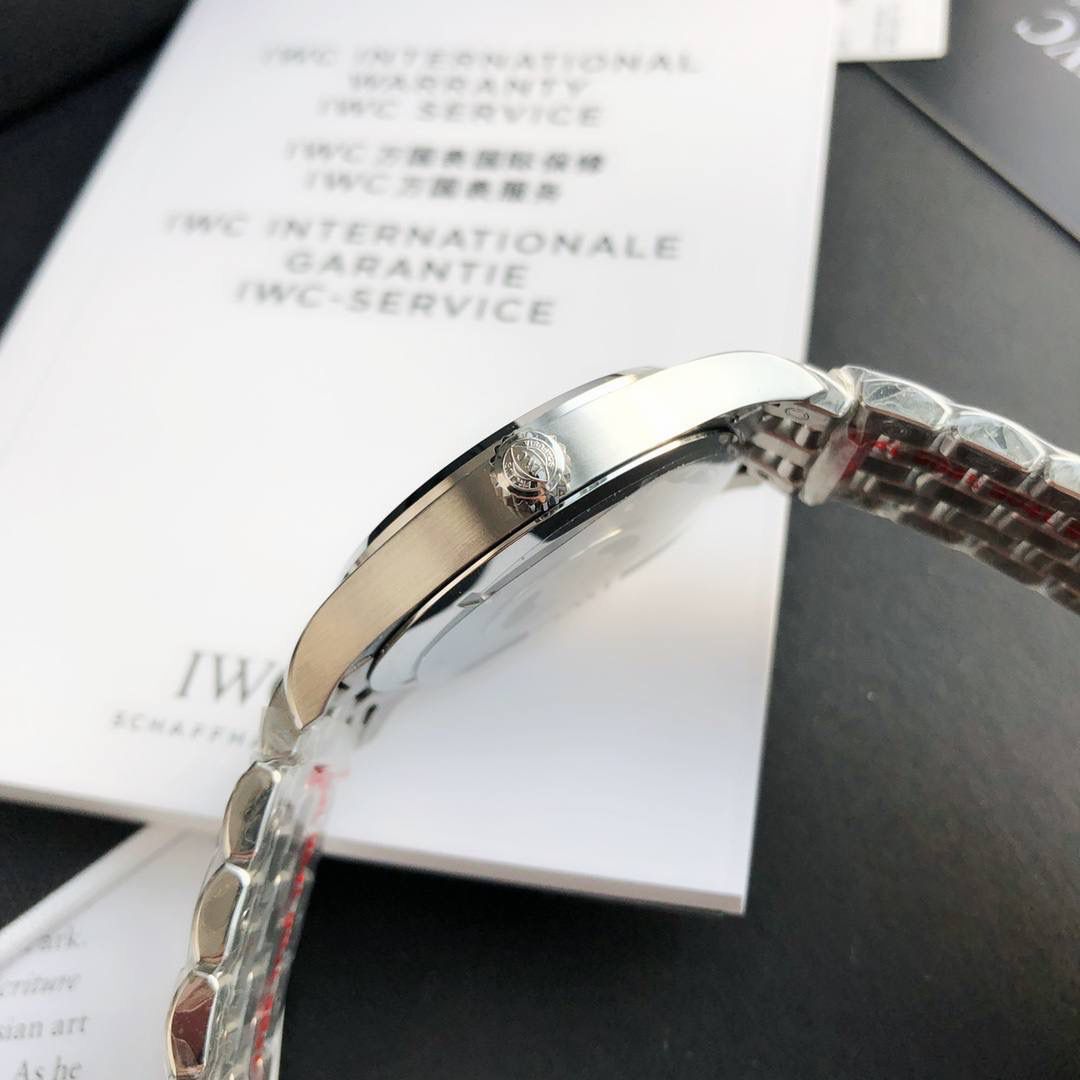 硬货首发，市场独家！IW3270156 。316L精钢材质，非凡工艺，让小厂知难而退！万国飞行员马克十八传承腕表，采用原装瑞士ETA王牌机芯，40mm表径，全数字刻度超强夜光，双面防反光凸状蓝宝石玻璃表镜。原版1比1开模钢带，在很多细节的把控上都已达到行业顶级，且多项可为标杆，整表细节一丝不苟。 原装价格4W多，一般人均可轻松驾驭，此款万国飞行员腕表视为万国经典款型，任何场景着装均适合佩戴，可谓百搭神器。全套包装出货