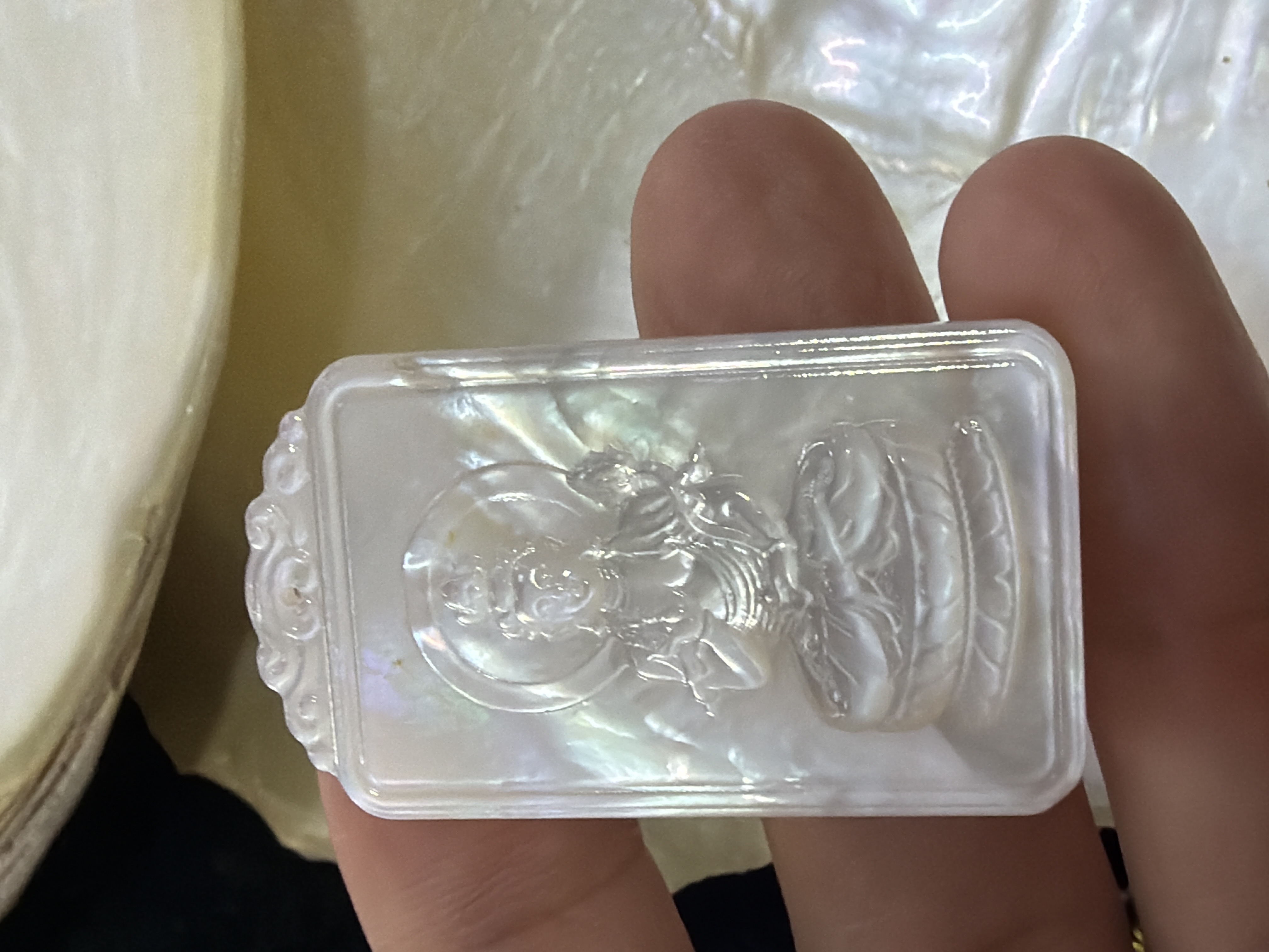 農曆新年巨獻（30%off) 印尼純天然白貝母精雕 #22 屬馬守護 大勢至菩薩4*2.3cm（會加持配頸繩）