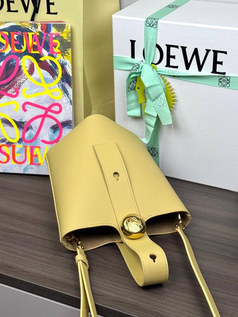 ♥️𝙈𝙞𝙣𝙞 𝙋𝙚𝙗𝙗𝙡𝙚 𝘽𝙪𝙘𝙠𝙚𝙩 ——【黄油色】 尺寸：𝟏𝟔-𝟏𝟔-𝟏𝟗.𝟓𝐜𝐦 编码：062339 【配全套礼盒】 🎈标志性Anagram鹅卵石点缀，配以纯粹简约线条以及瞩目设计风格，诠释全新𝙋𝙚𝙗𝙗𝙡𝙚手袋👜 🎈自带一根🉑拆卸🉑调节的肩带，一包多背，多样化风格，秀场大放异彩😀内里容量超大，日常实用性强👌 🎈配全套专柜礼盒🎁，给你满满的仪式感👀