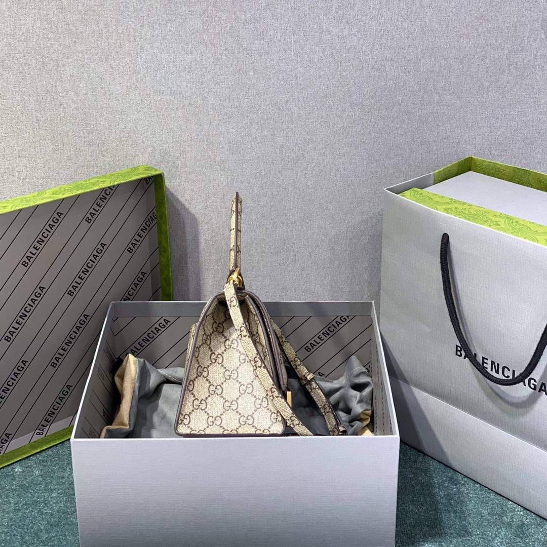 ▪大货实拍 𝗚𝗨𝗖𝗖𝗜 X 𝗕𝗔𝗟𝗘𝗡𝗖𝗜𝗔𝗚𝗔沙漏包 型号：681697 尺寸：22.5*14.5*10cm