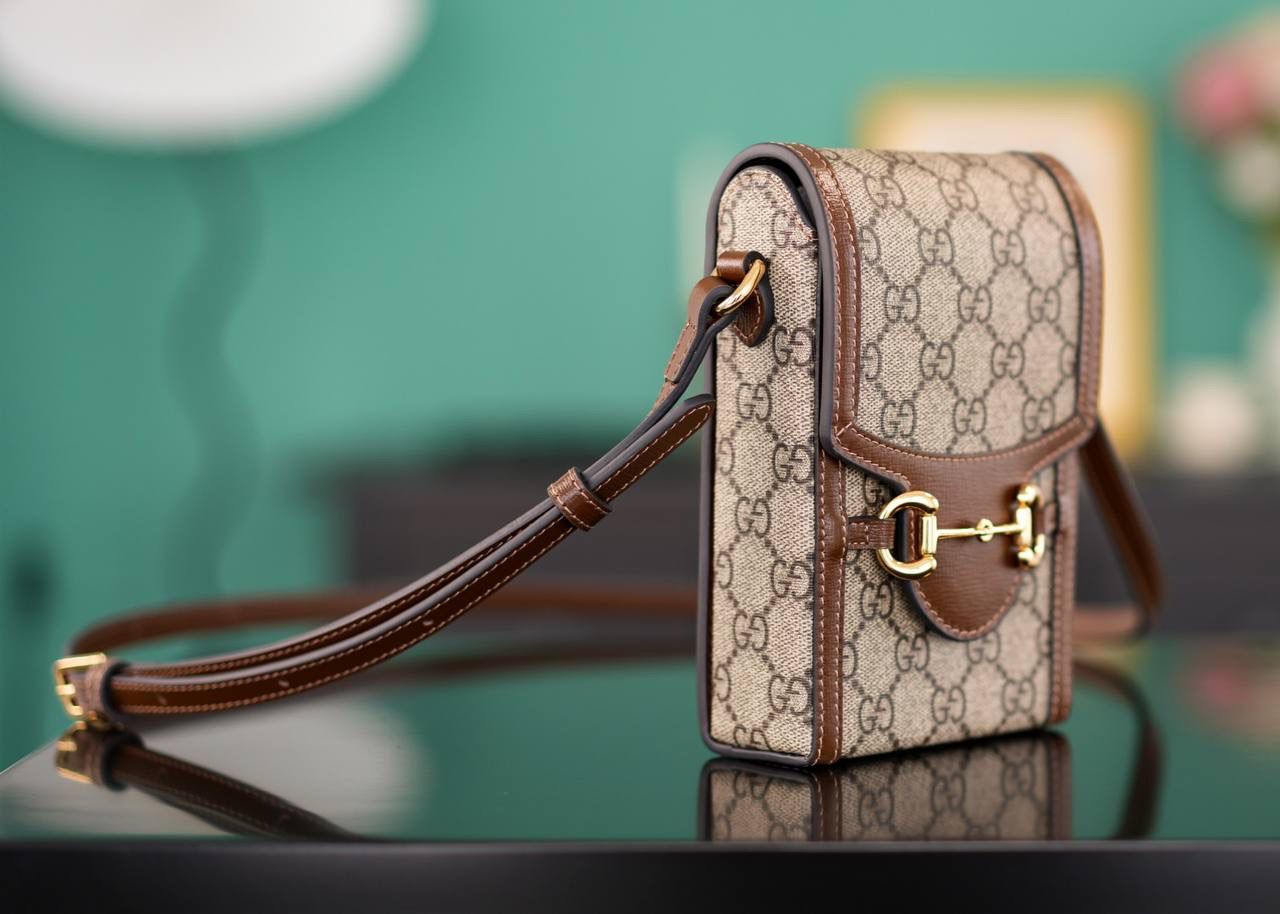 🥯GG Horsebit 1955系列迷你手袋 手机包 焦糖棕 （ 原厂皮全铜五金） 能将经典细节与现代精神巧妙融合的包包， 一定是这一款1955手机包 复古与现代的碰撞 “砰”的一声在时尚界炸出一个大火花 瞬间火爆全网 容纳量非常的高，日常出门的必备神器！ 白菜价格，眯眼入~ 百搭不挑人，男女共用也可当情侣包~巨赞！ 官方款号625615 尺寸：17x11.5x4cm