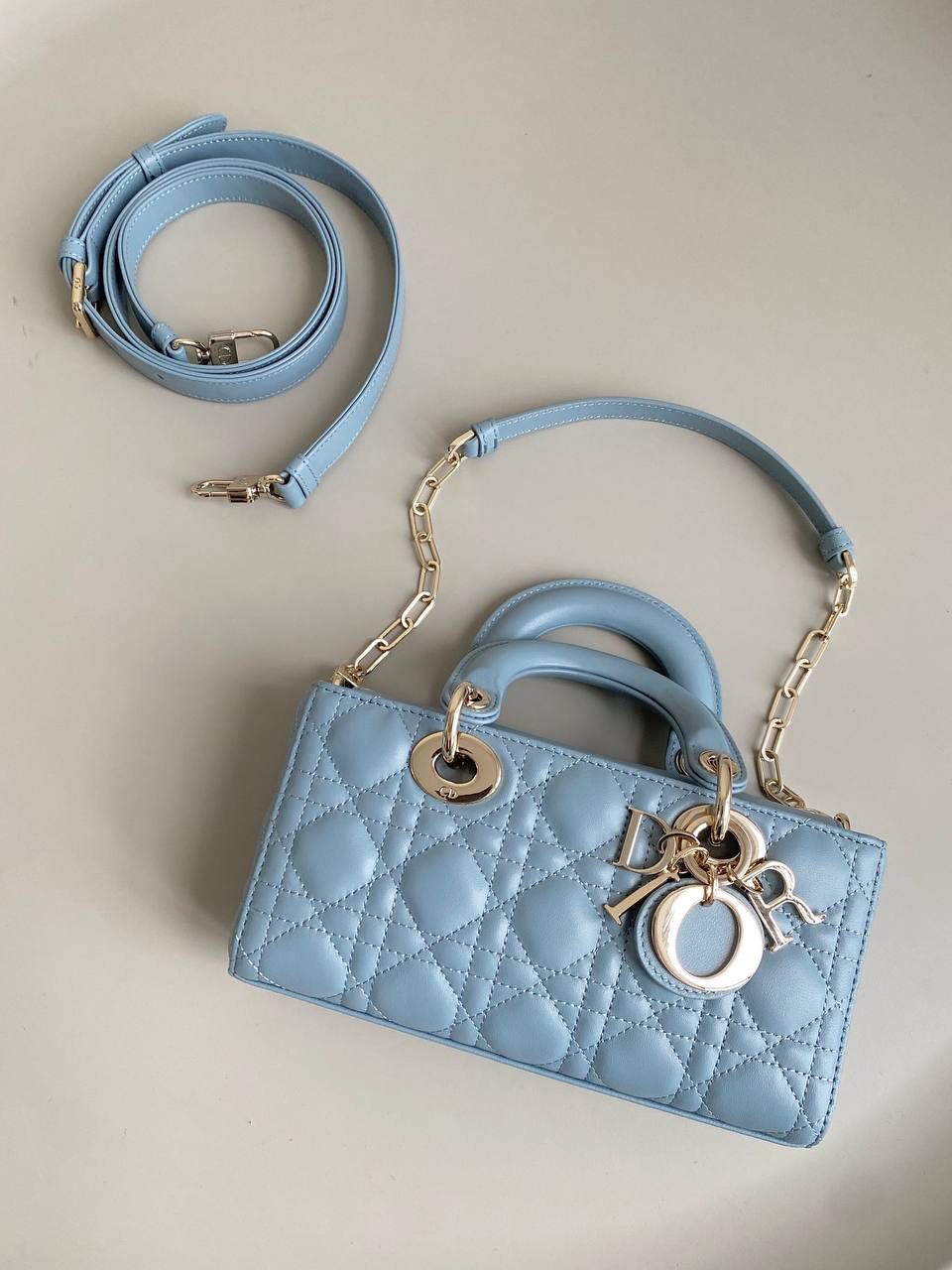 云雾蓝小号🩵🩵 𝗗𝗶𝗼𝗿 𝗗-𝗝𝗼𝘆 𝗯𝗮𝗴羊皮2023款，新色 时尚果然就是轮回，回归了一把中古戴妃 长方包形，短链条➕细长肩带直接封神！！ 复古时髦感超强，真是什么场合都可以把住 绝对是lady中的天花板了，强势出圈啦姐妹们😎 22.5×12×5.5cm