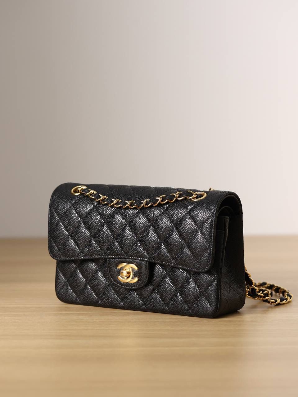 CF经典荔枝纹金扣23cm👜💞 独家渠道货，欧洲原厂进口皮，所有鉴定点都已过，还是个驴一样，渠道货，原厂五金原厂面料，组装货！ 随便对比市场任何一家都没问题，只对比做得最牛的，此款我们自己有买原版！ 我们一直坚持一个原则，无原版不开发，不是自己的货不卖！💯🤟🏻