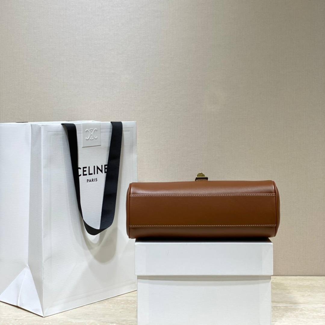 🔥大货实拍图 𝗖𝗘𝗟𝗜𝗡𝗘 ♥ 𝗧𝗘𝗘𝗡 𝗦𝗢𝗙𝗧 𝟭𝟲 创意总监HEDI SLIMANE创作的首款手袋16系列，柔软考究的小羊皮搭配标志性金属旋锁，别致优雅。型号：196853 尺寸：23*15*9cm