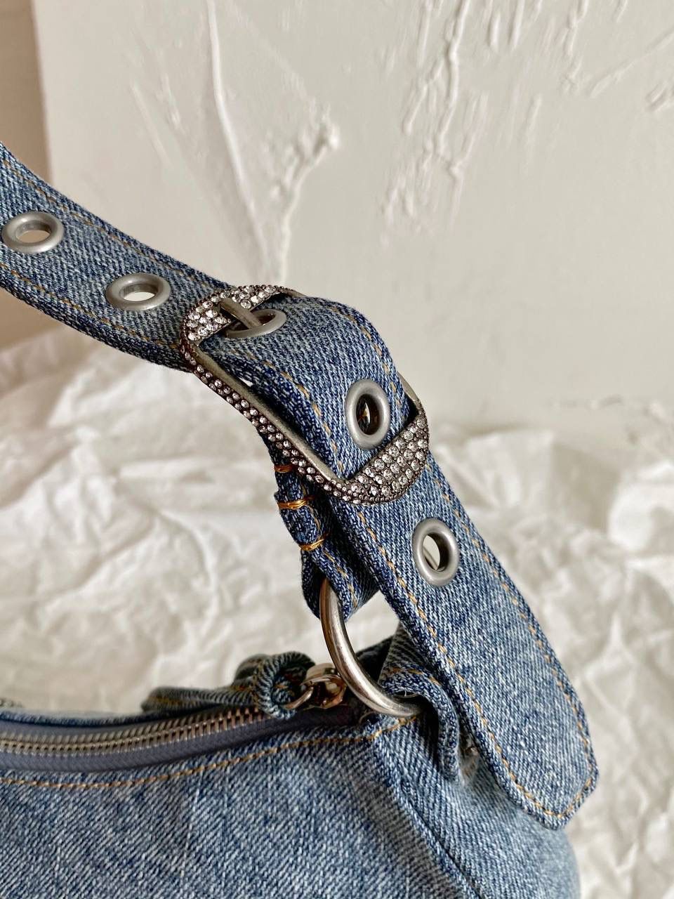 牛仔带钻S/33cm 🔹 ba1enciaga Le Cagole半月包饺子包机车包 今年牛仔很忙很忙，超级大爆款！ 牛仔➕带钻五金➕机车包 这三大元素拼一起就一个字，绝 ZP对色牛仔⚠️独家对版满钻五金⚠️ 姐妹们冲鸭～ S：33×16×8.4cm671307m XS：26×16×10cm671309m